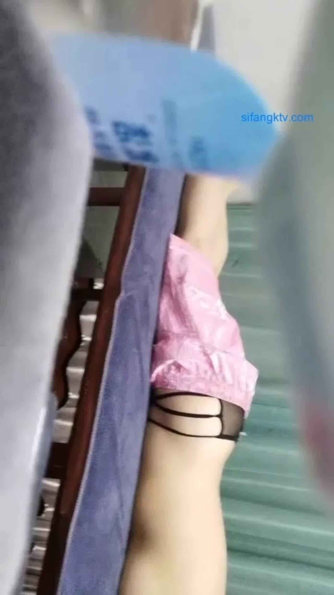  养生馆真实偷拍白嫩极富弹性美臀少妇表示老公经常出差理由很真当小哥试探性的蹭少妇一把抓住想要 的剧照9