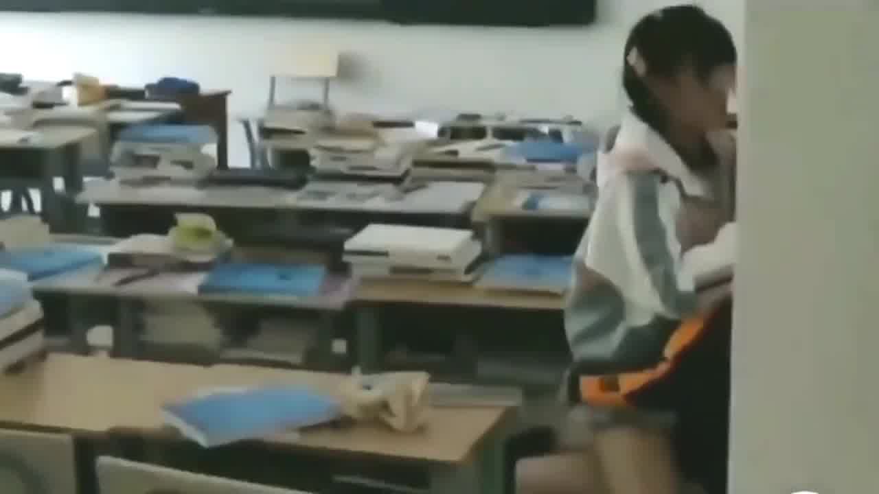  网曝门事件 偷窥初中同学在教室啪啪 的剧照6