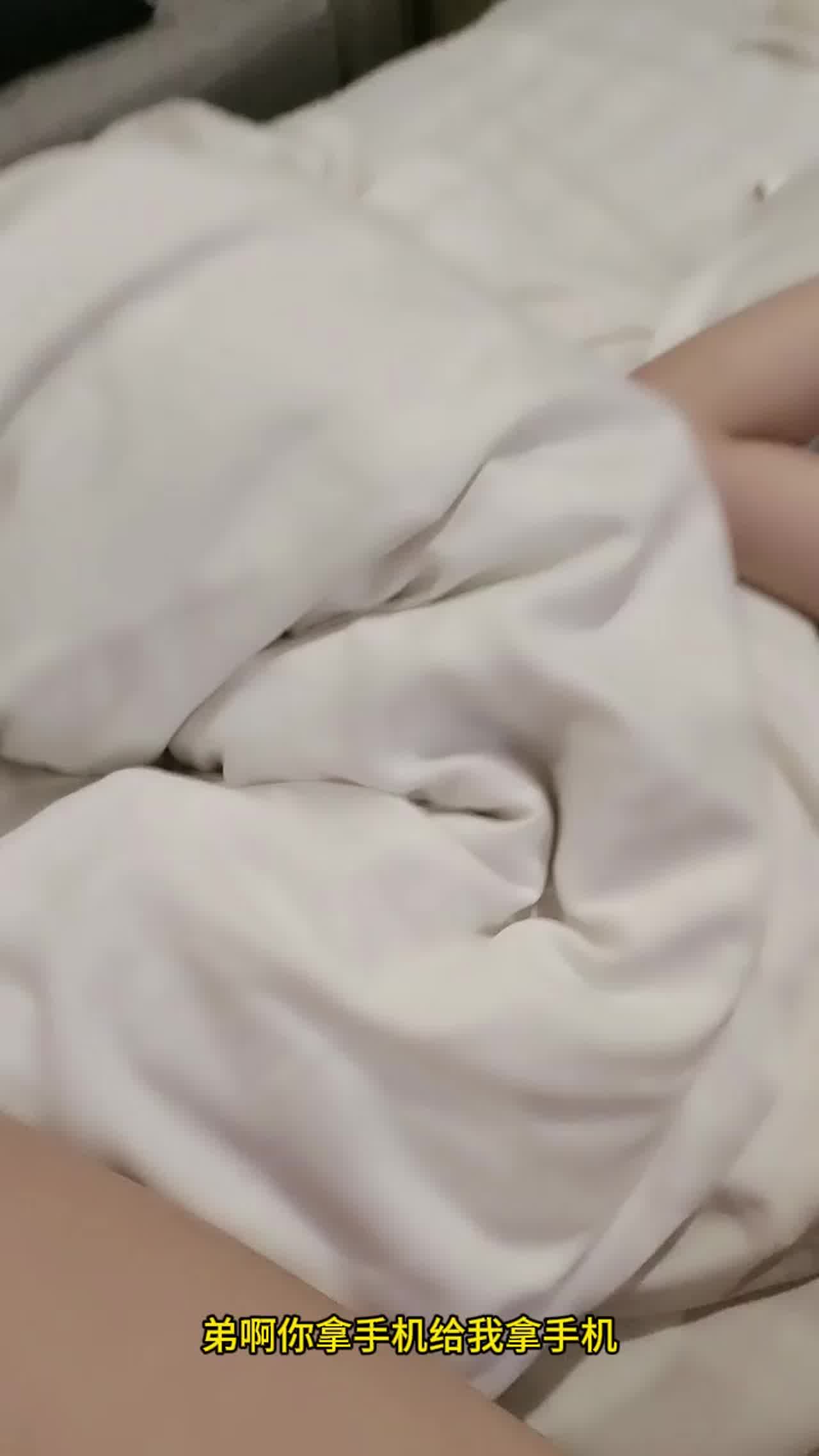  【校园淫乱】超嫩甜美少女和同学直播下海操逼。无套抽插粉嫩小穴，后入大白美臀，猛操最美校花。 的剧照8