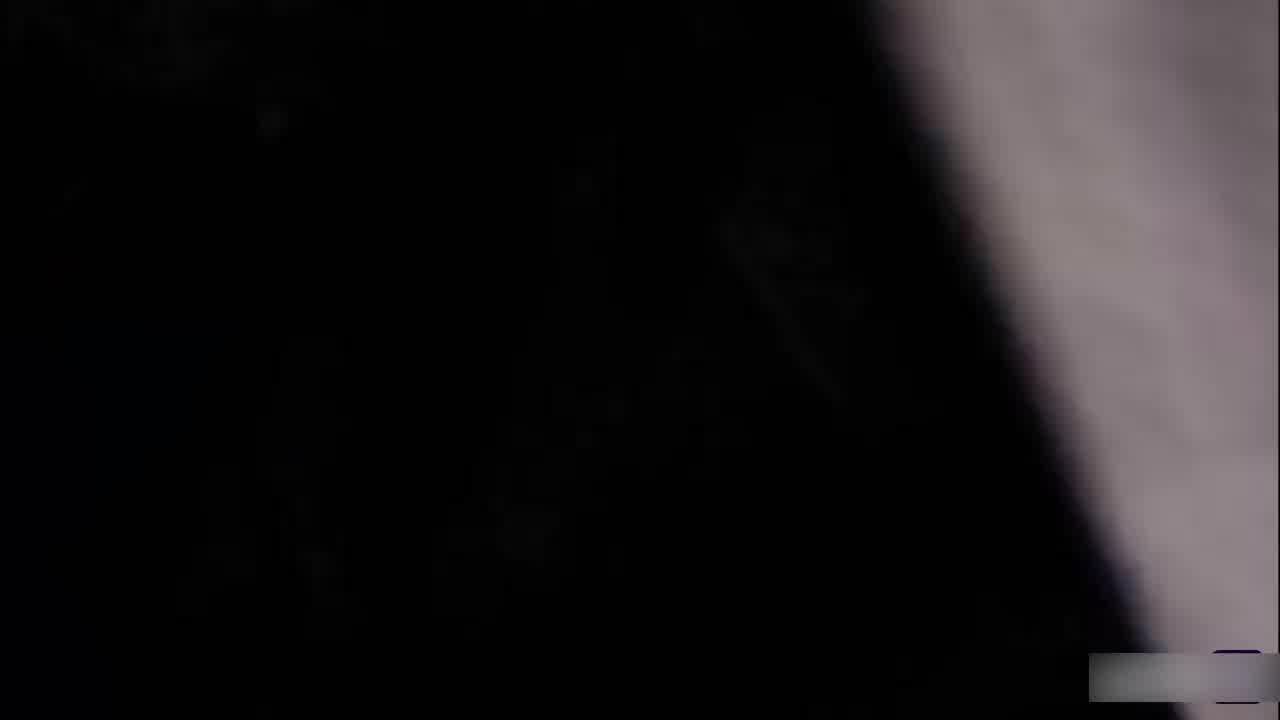  【真实路边勾引】小哥哥你裤子鼓起来了！女主在直播小哥还不相信说：直播你会漏奶子？以为是鸡问多少钱一次 的剧照1