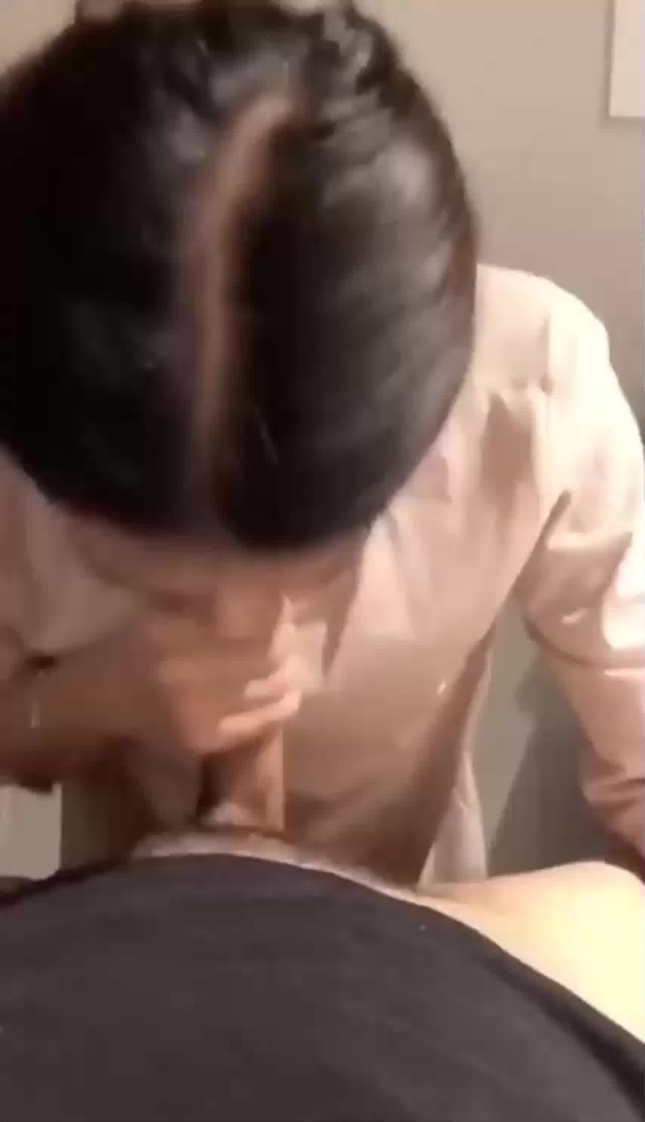  老婆闺蜜半夜睡不着觉，过来帮我打飞机 爽！ 的剧照6