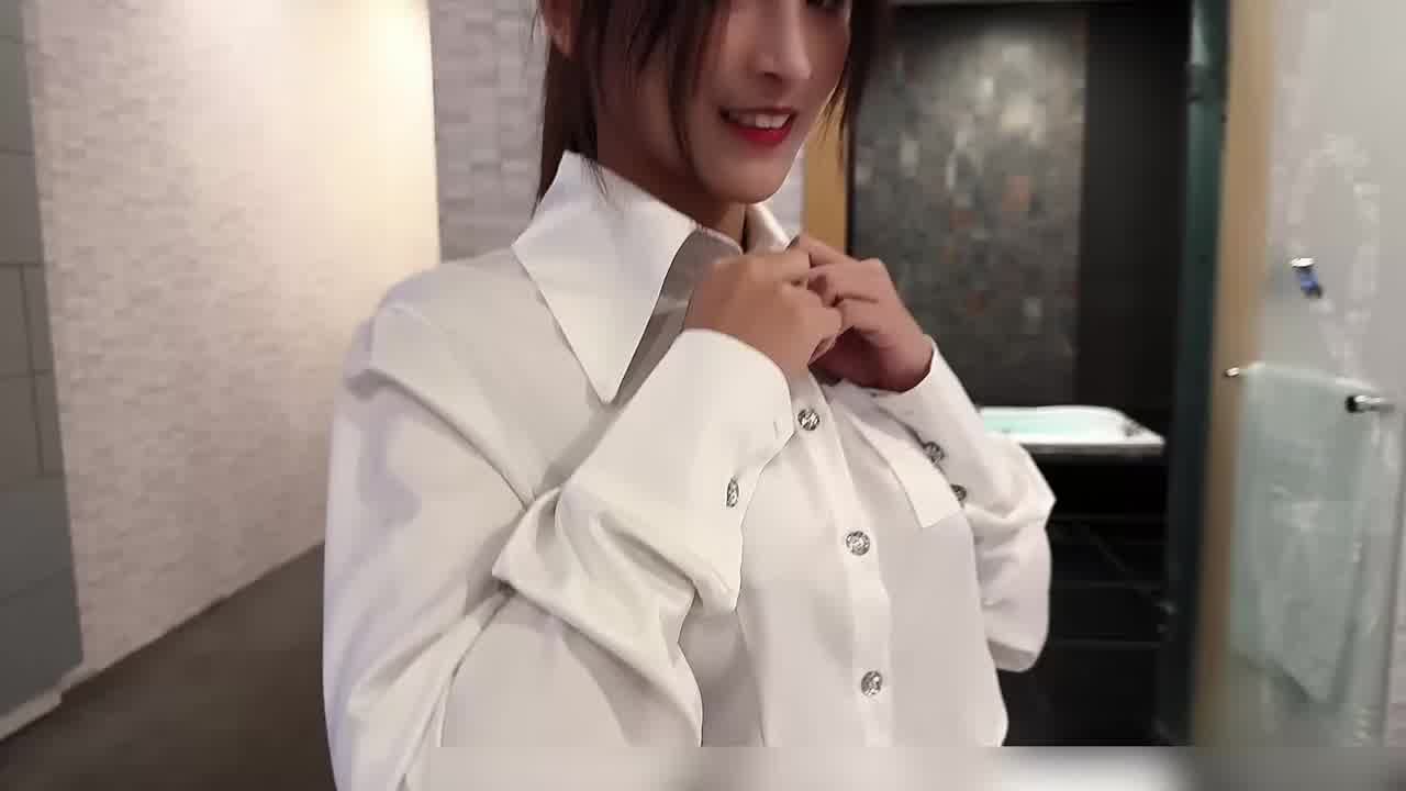  ashisyourlove-上门服务的高中妹，穿着学校制服就来赴约，身材极品小穴粉嫩 的剧照1