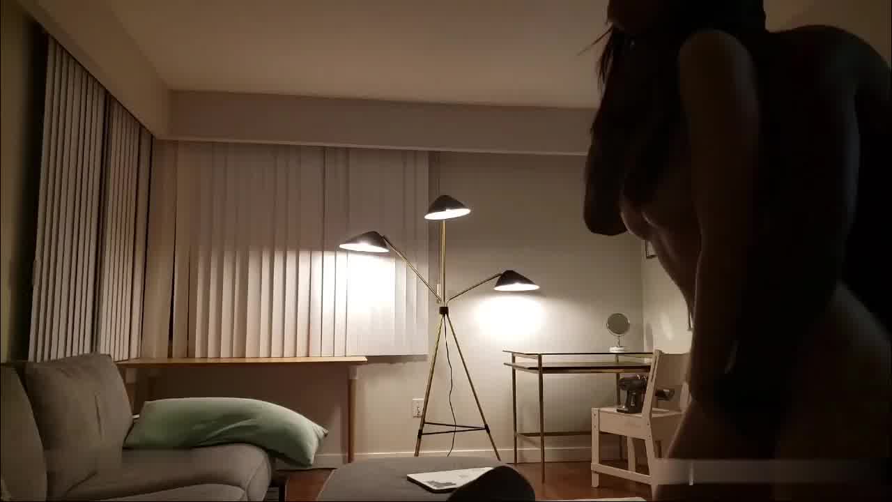  三个媚黑母狗，在大黑鸡巴的蹂虐下，如痴如醉，被狠狠插入子宫，爽上天了 的剧照6