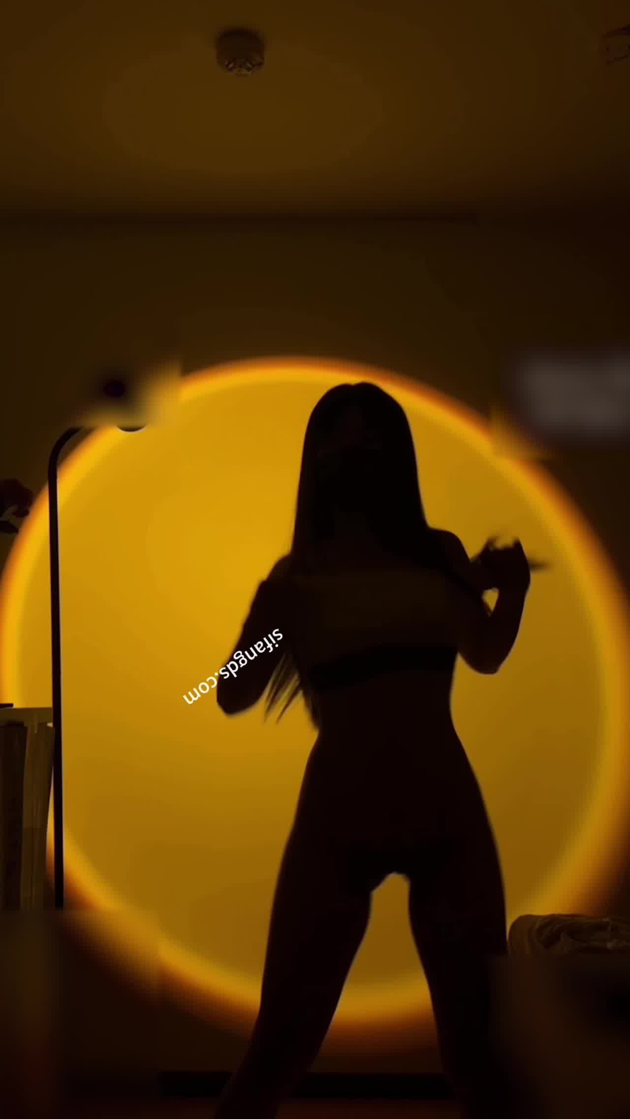  我只想欣赏原汁原味抖音玉米姐的屁股 的剧照8