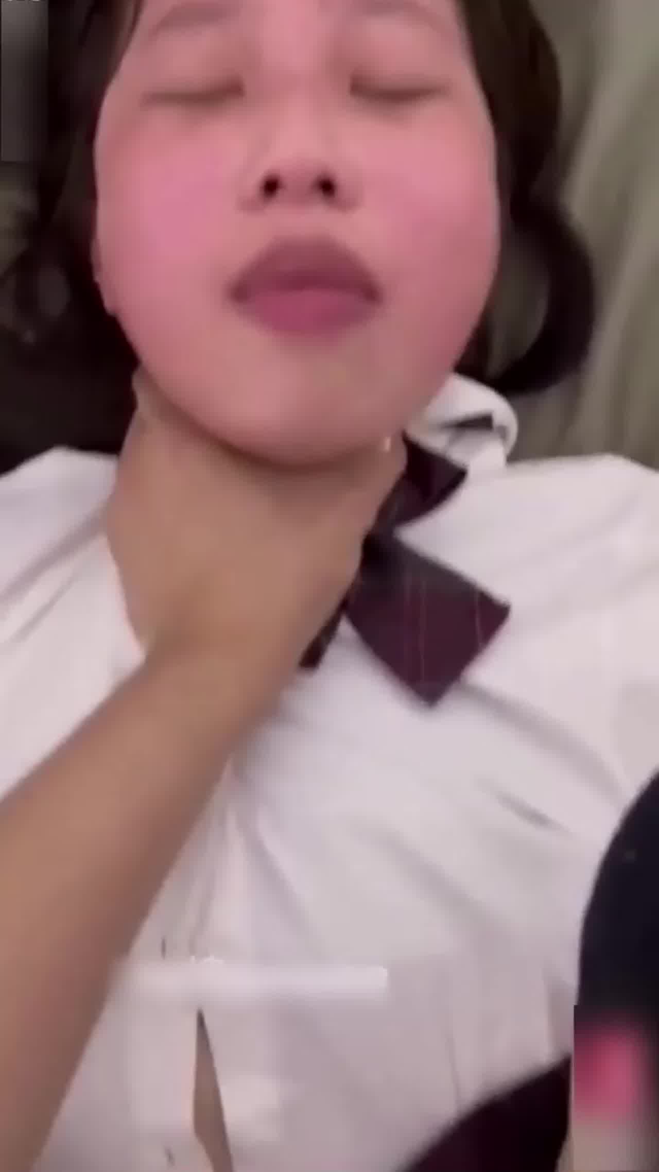  大神调教05年清纯ik学妹，深喉口爆，大屌无情输出淫穴，小脸都被爸爸打肿了，后入内射！ 的剧照1