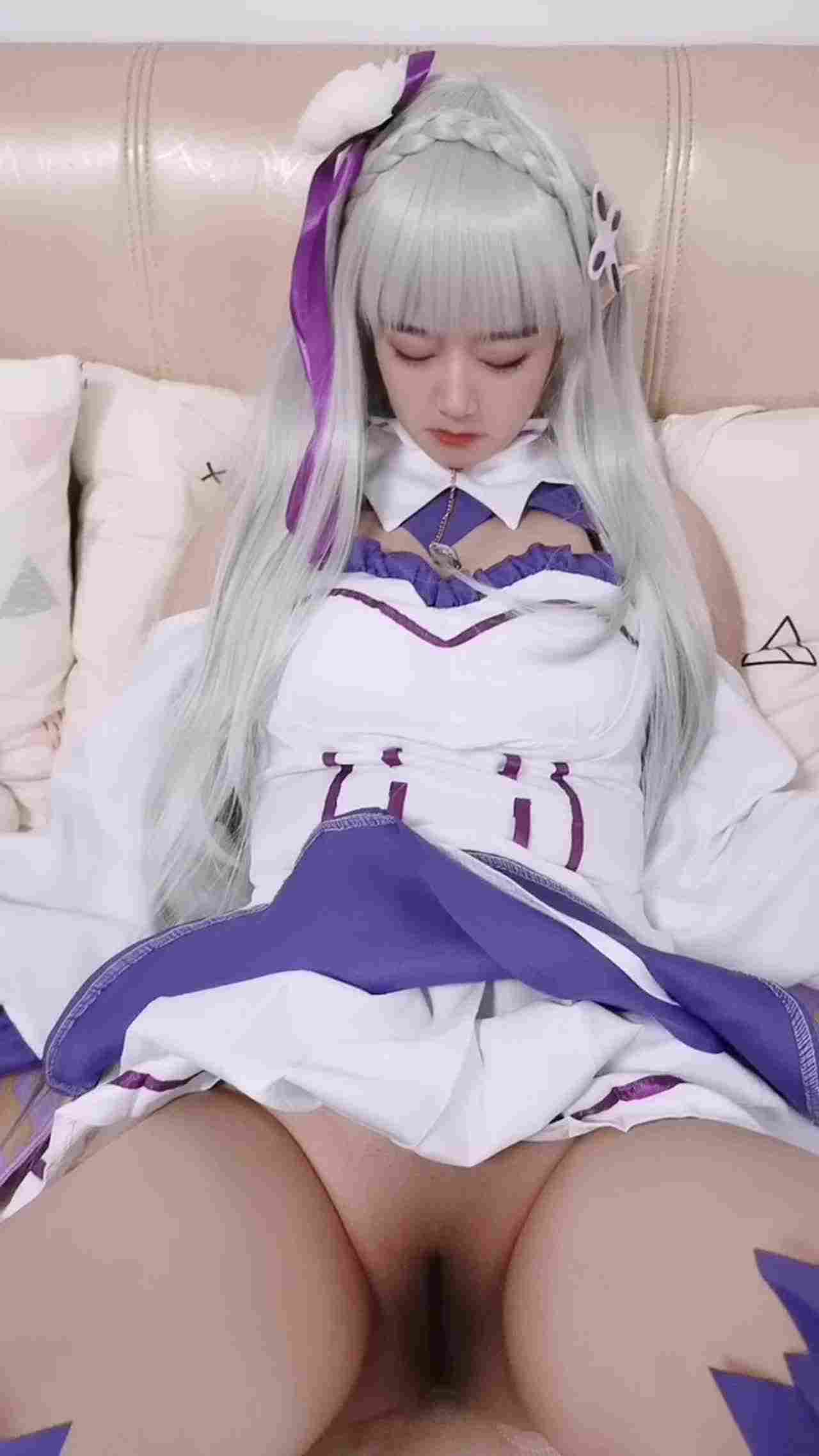  情人节cos艾米莉亚被哥哥无套内射(2) 的剧照6