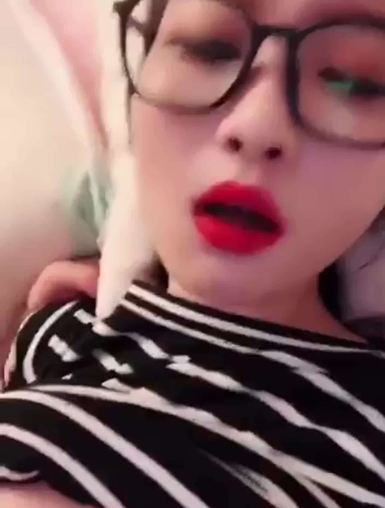  骚逼女老师色诱学生到家啪啪啪，淫语不断 的剧照6