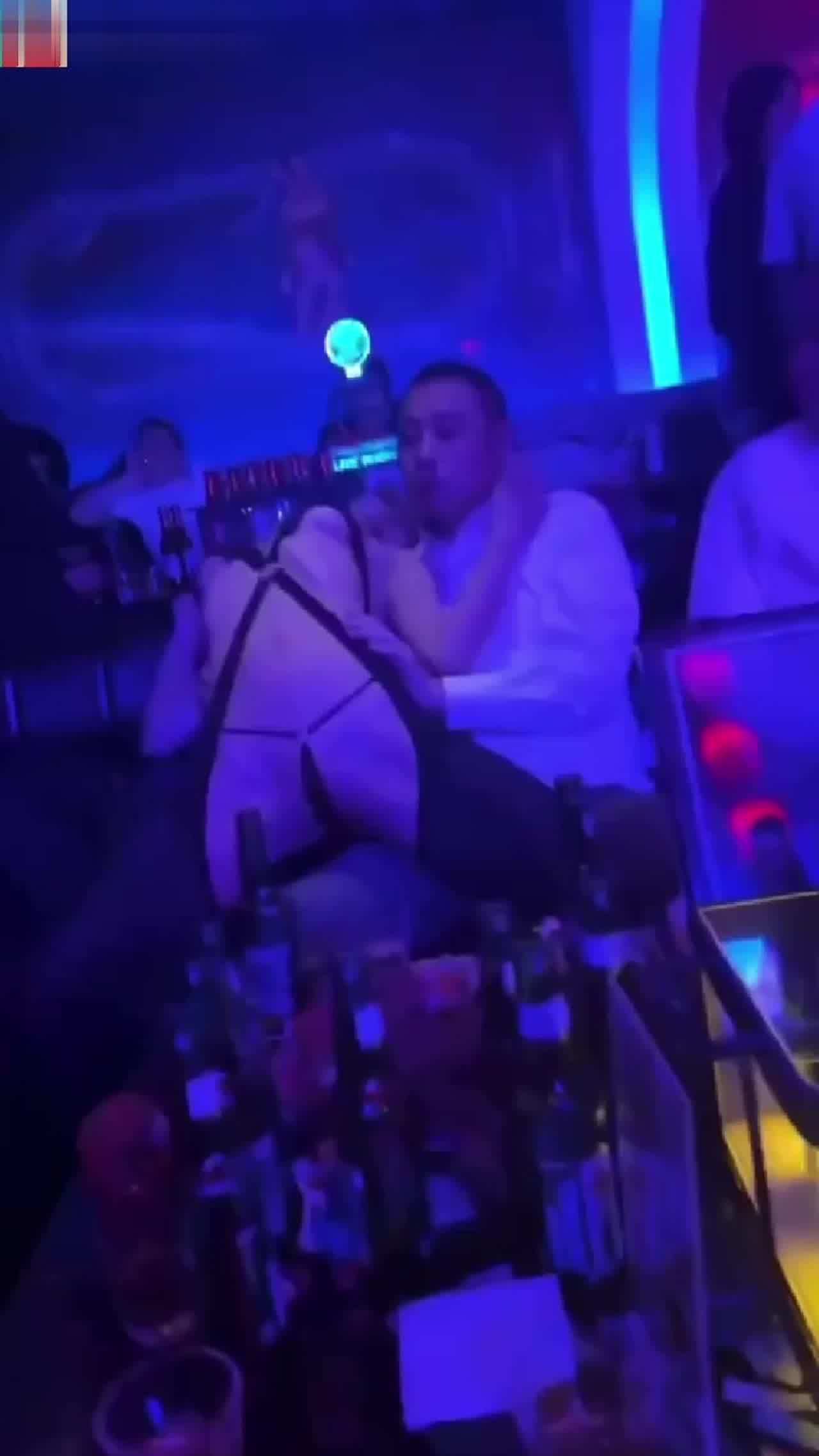  舞蹈系校花酒吧上班勾引中年大叔 的剧照6