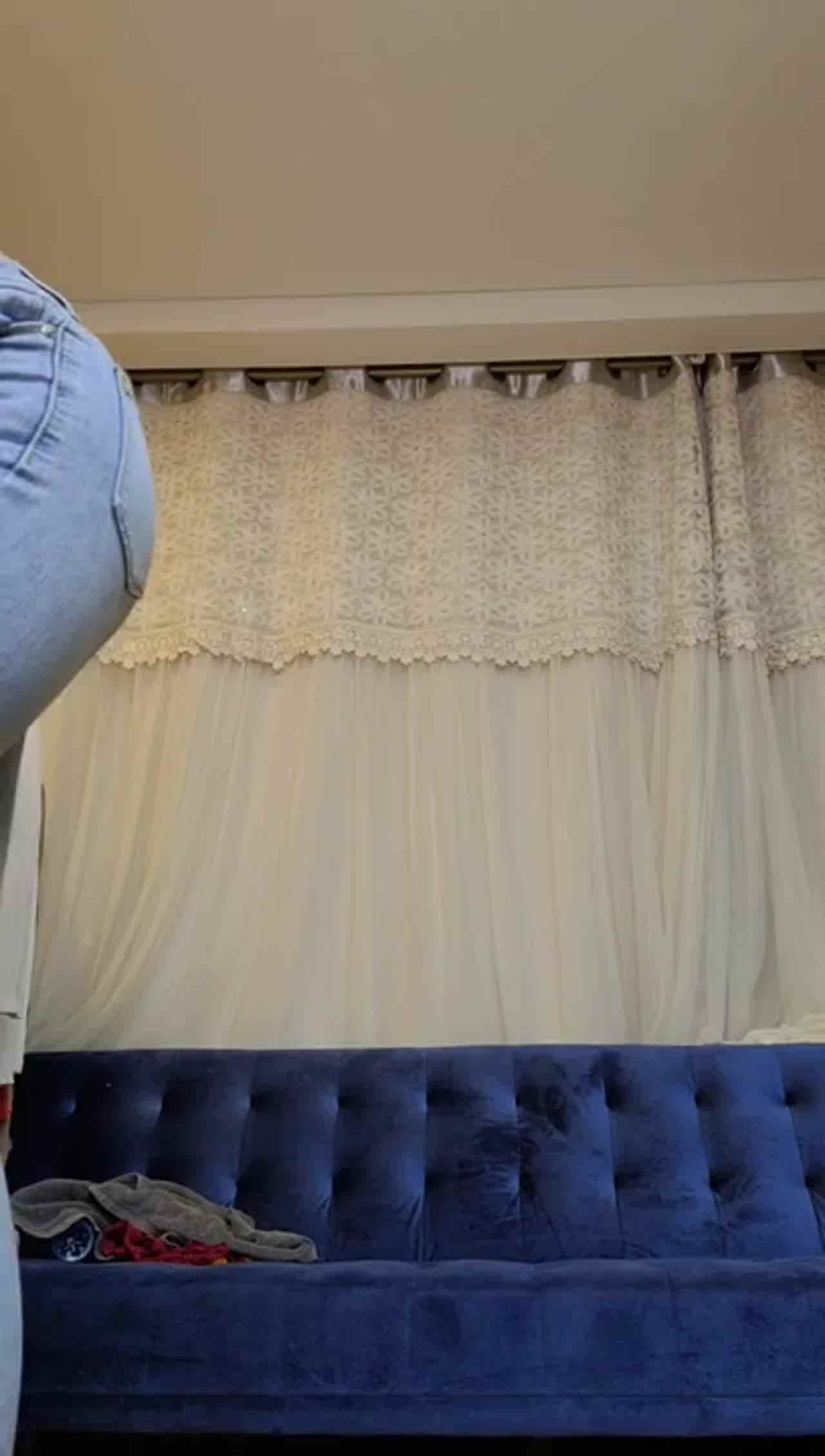  韩国女主播大方秀出自己的约泡专用淫荡衣柜 超辣牛仔裤 的剧照1