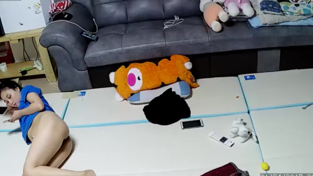  【居家摄像头破解】大叔地板上猛操白嫩的媳妇直接给她干趴了 的剧照6