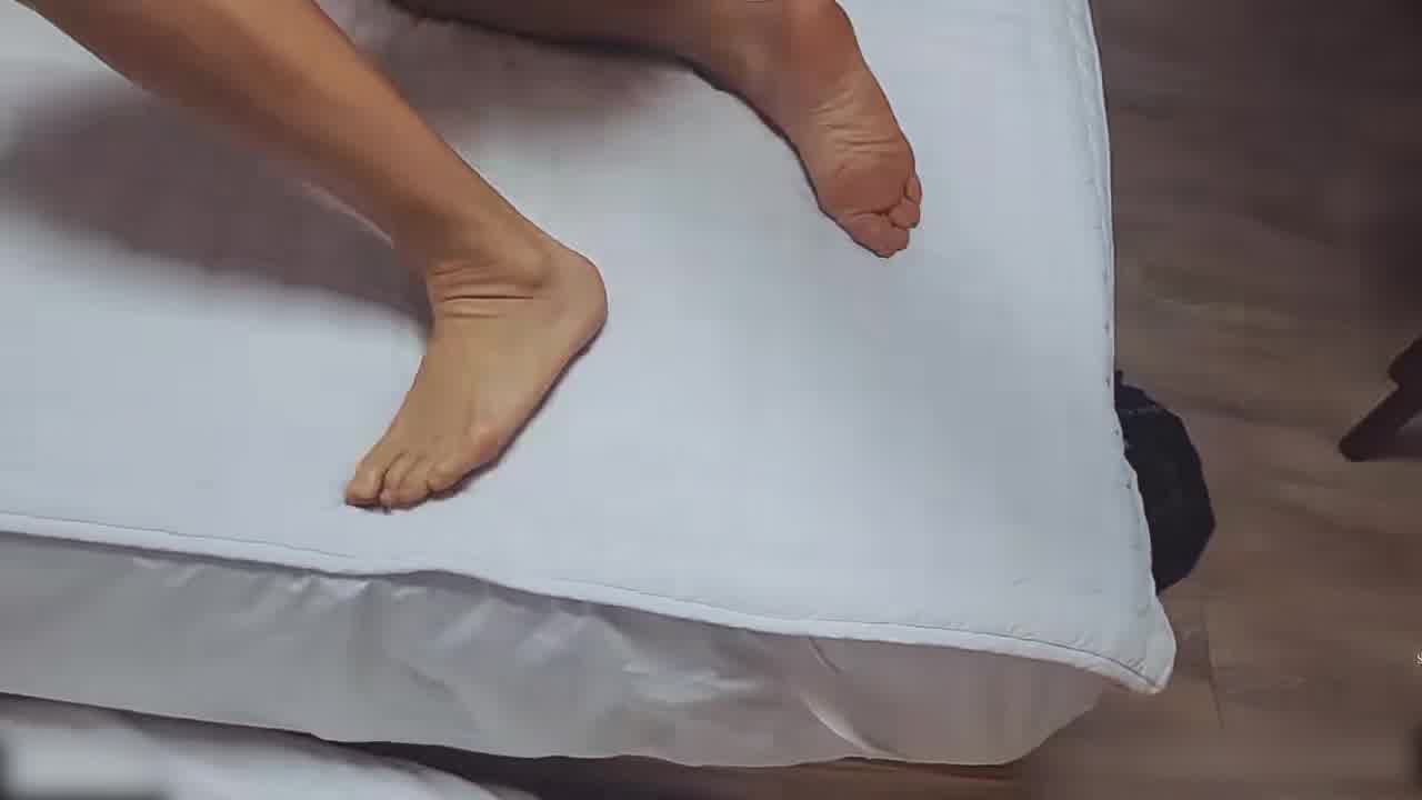  yesyo 淫荡少妇约两个年轻的小伙来一场性爱趴 的剧照10