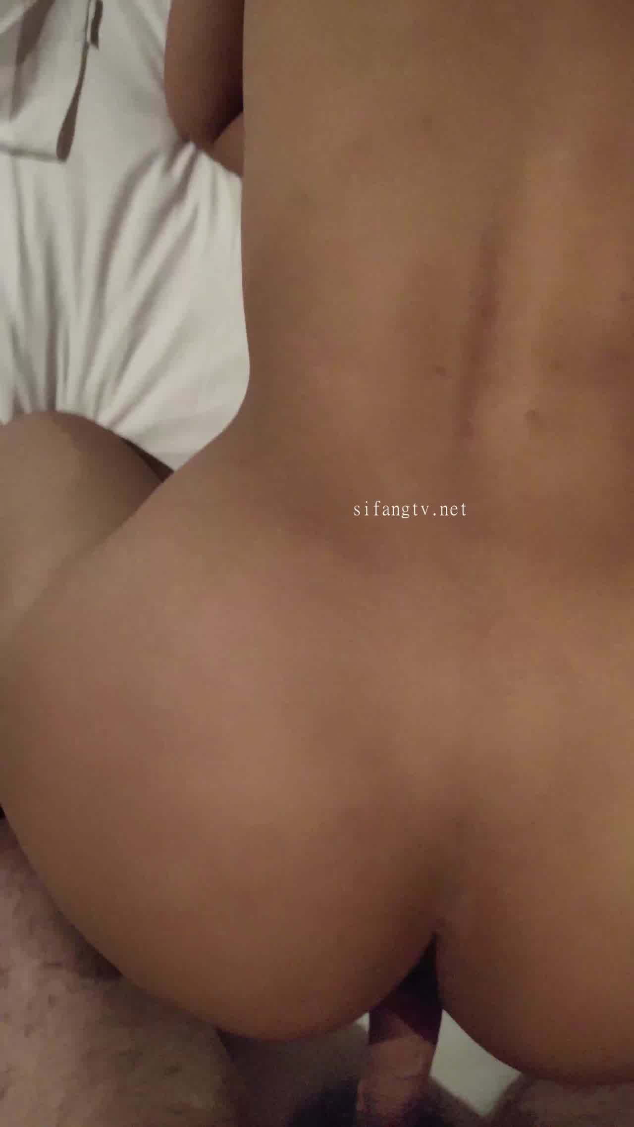  运动系小麦色姐姐这逼操起来特别紧实 的剧照3