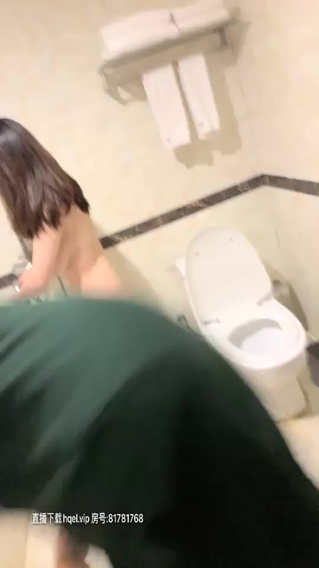  三人行之清纯小妹被男友带到酒店和好友3P（二） 的剧照6