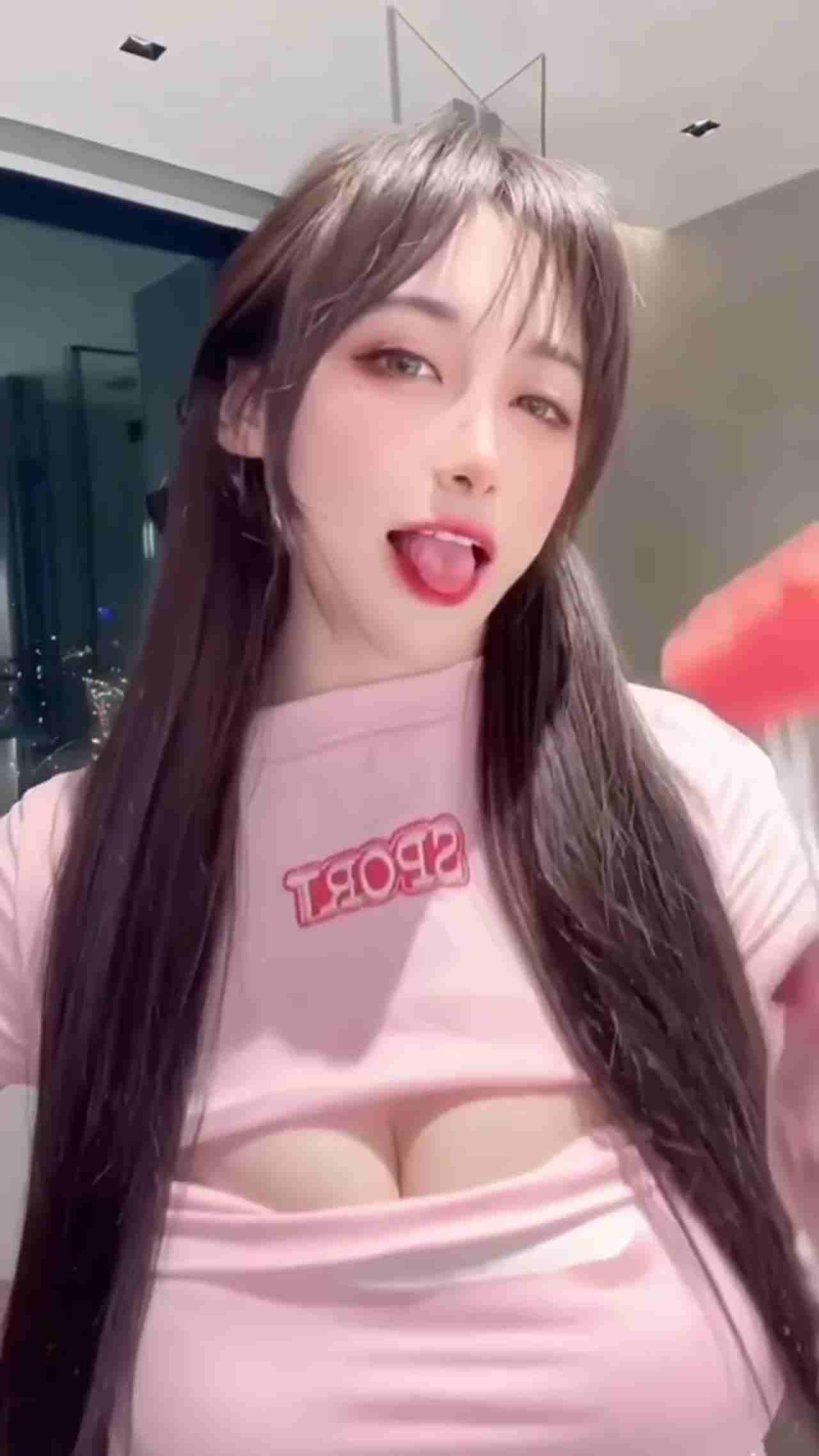  极品爆乳小姐姐跳舞吃西瓜好诱惑 的剧照6