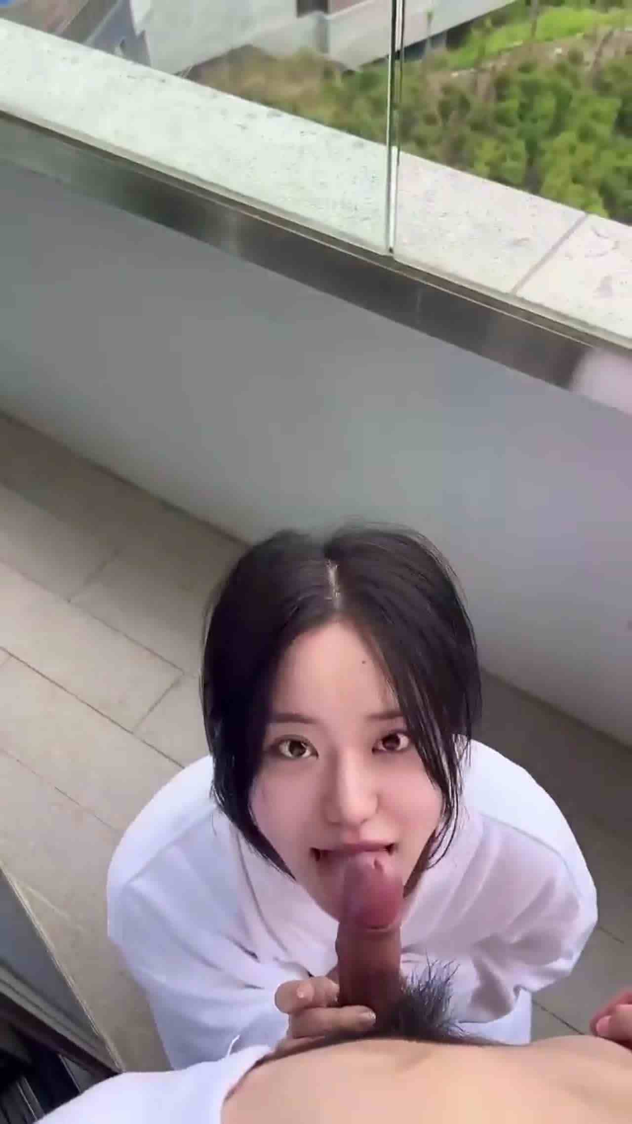  阳台母狗口交 演的像真的很好喝 的剧照5