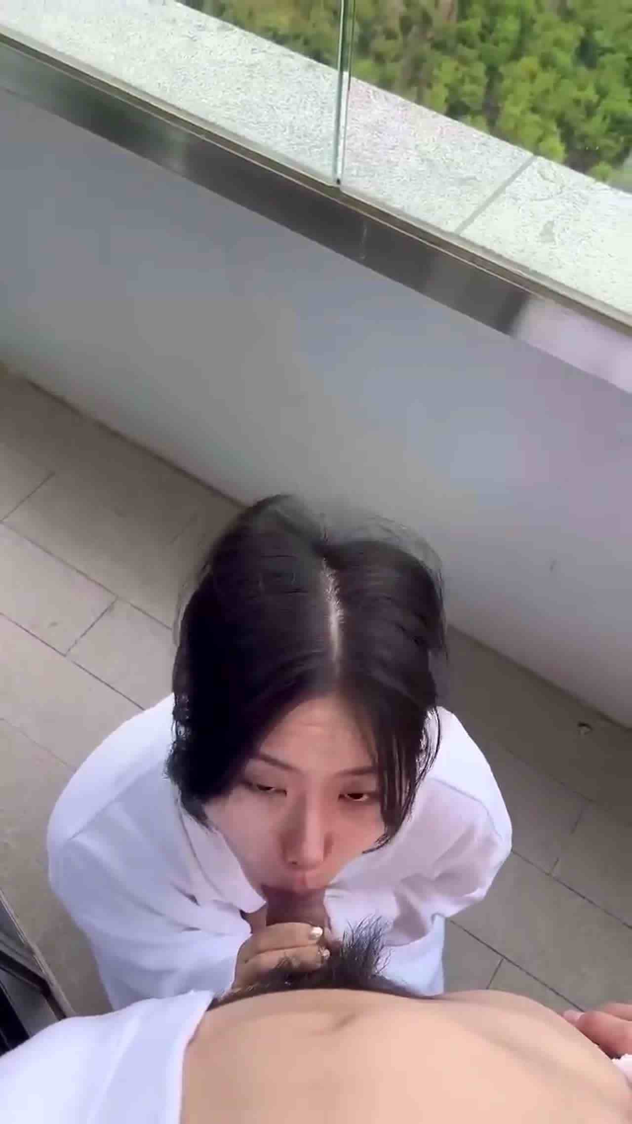  阳台母狗口交 演的像真的很好喝 的剧照9