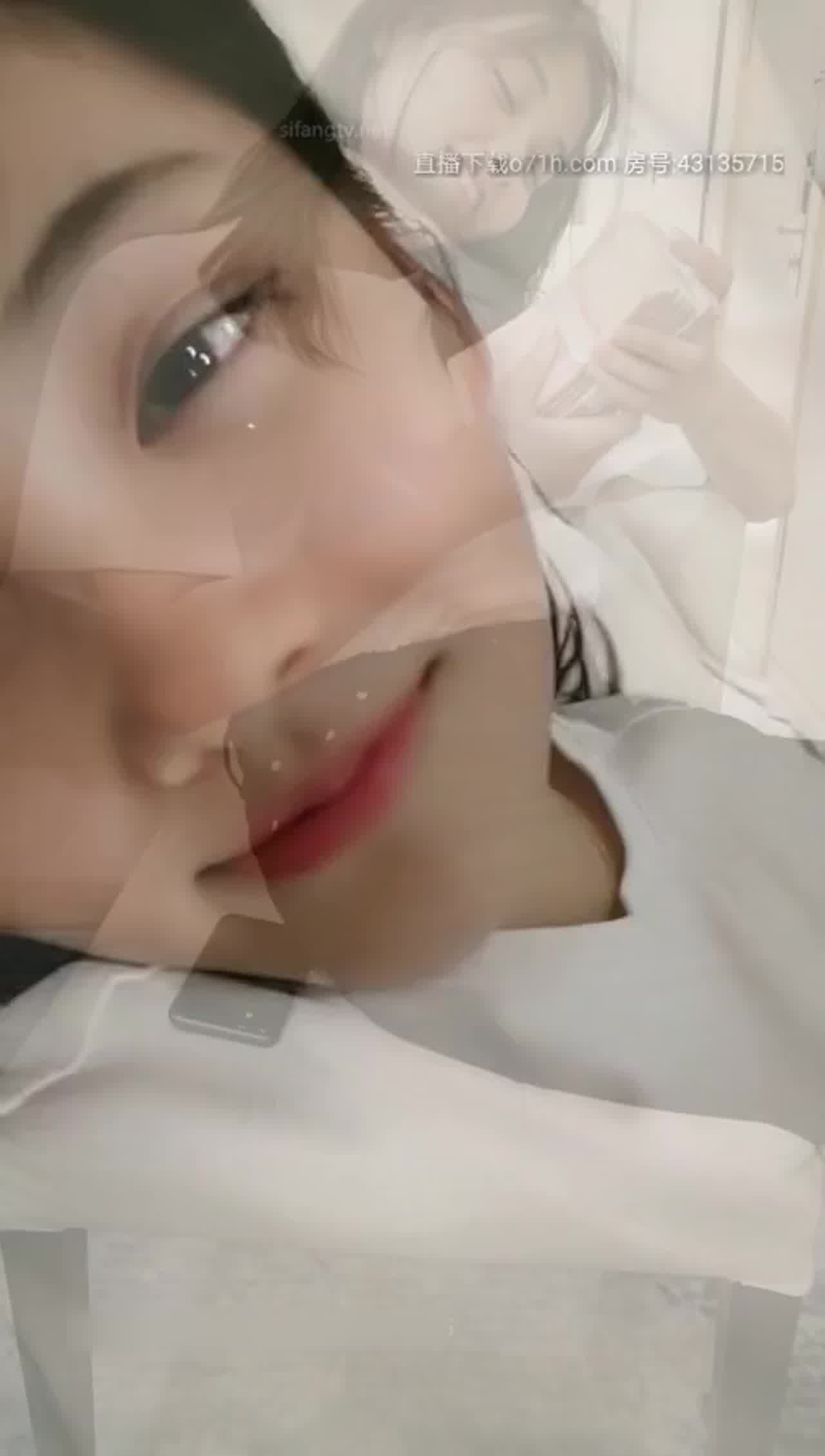  校花第一次出来兼职 先让我好好品尝 的剧照2