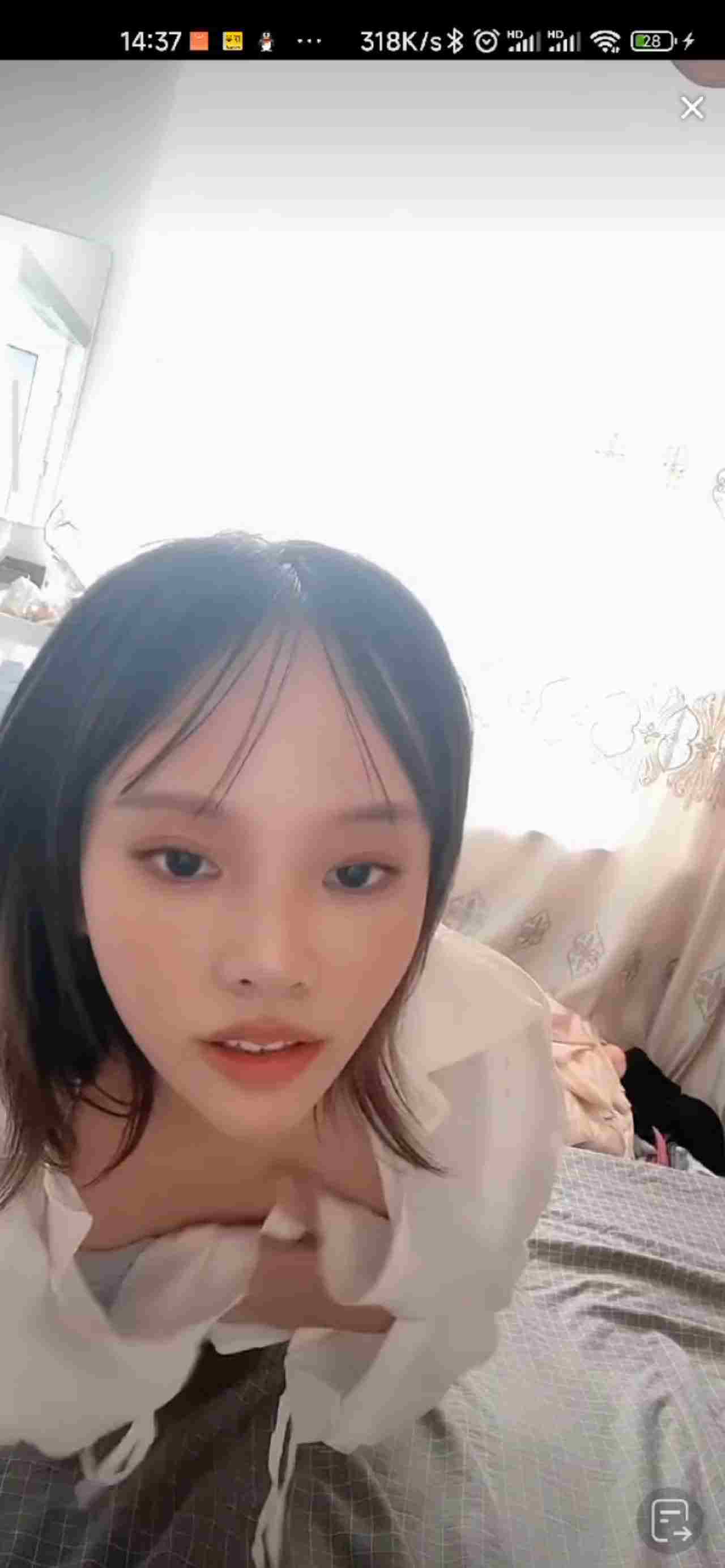  抖音快手走光系列-小姐姐真大胆两个奶子一起露 的剧照6