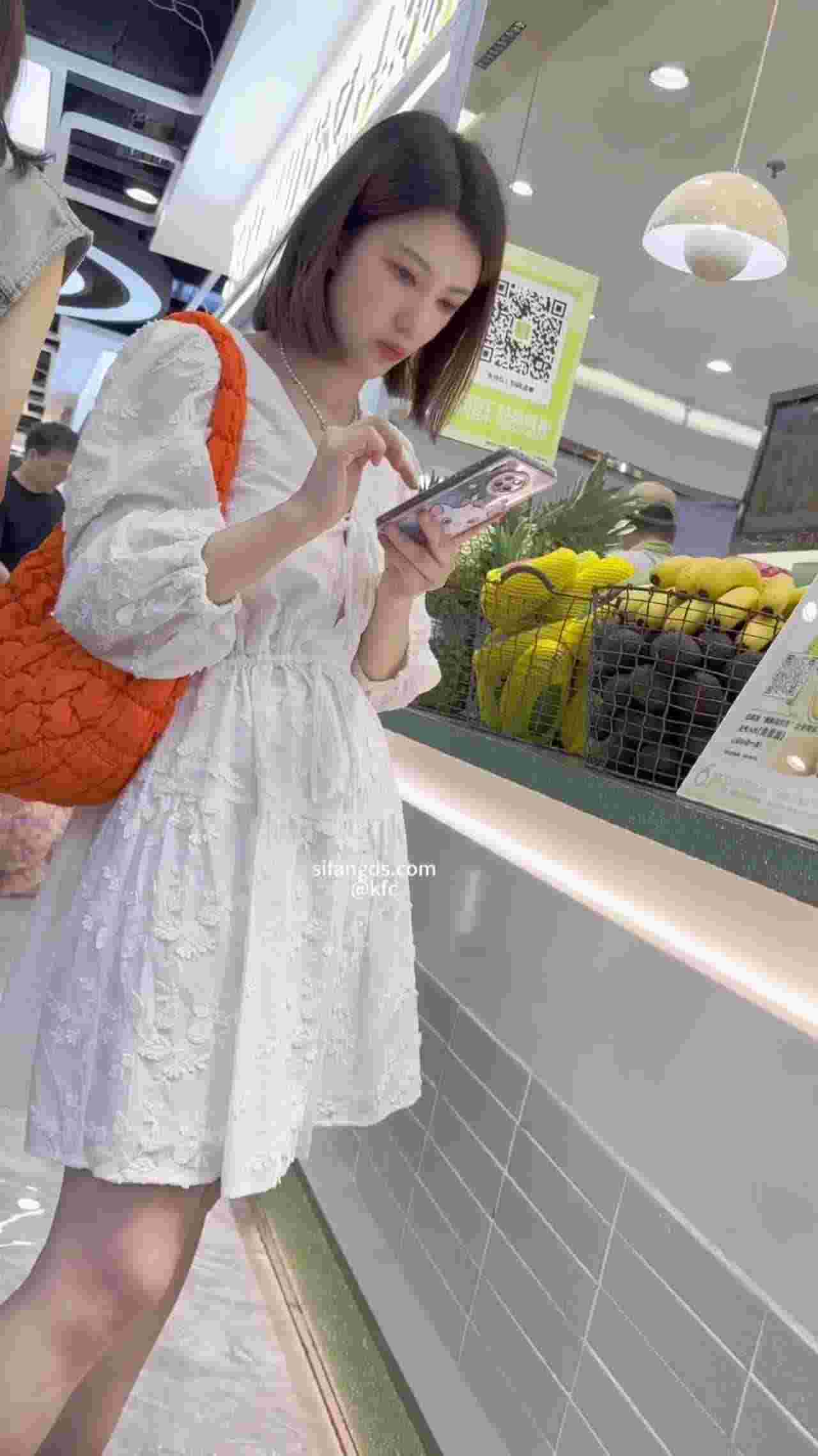  目标对准白衣小姐姐的裙底！ 的剧照3