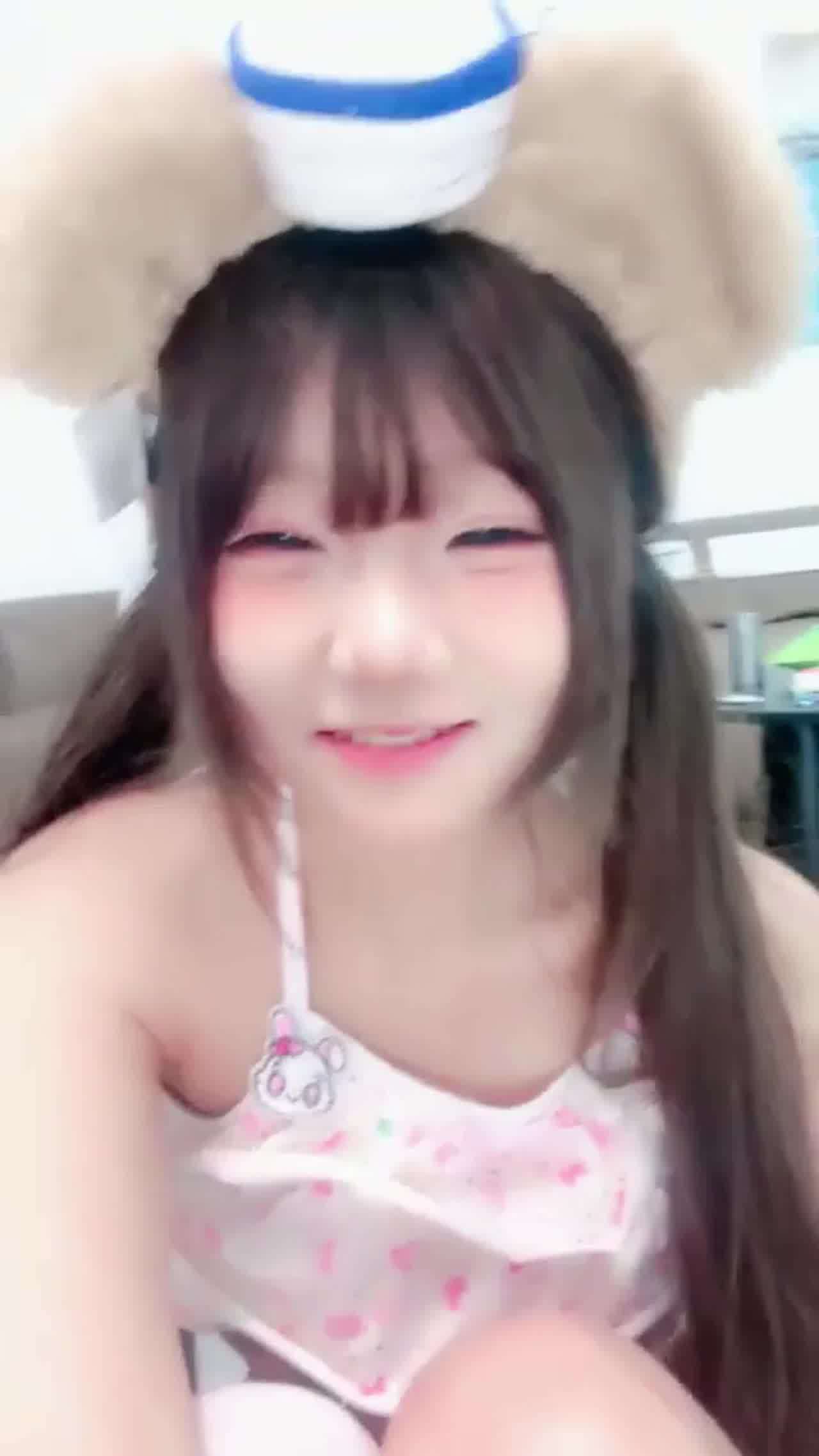  【这才是真萝莉！】06年女孩创业日记，每天直播间自慰一堆大哥打赏，长相稚嫩下面也很粉，特别招大哥喜欢 的剧照7