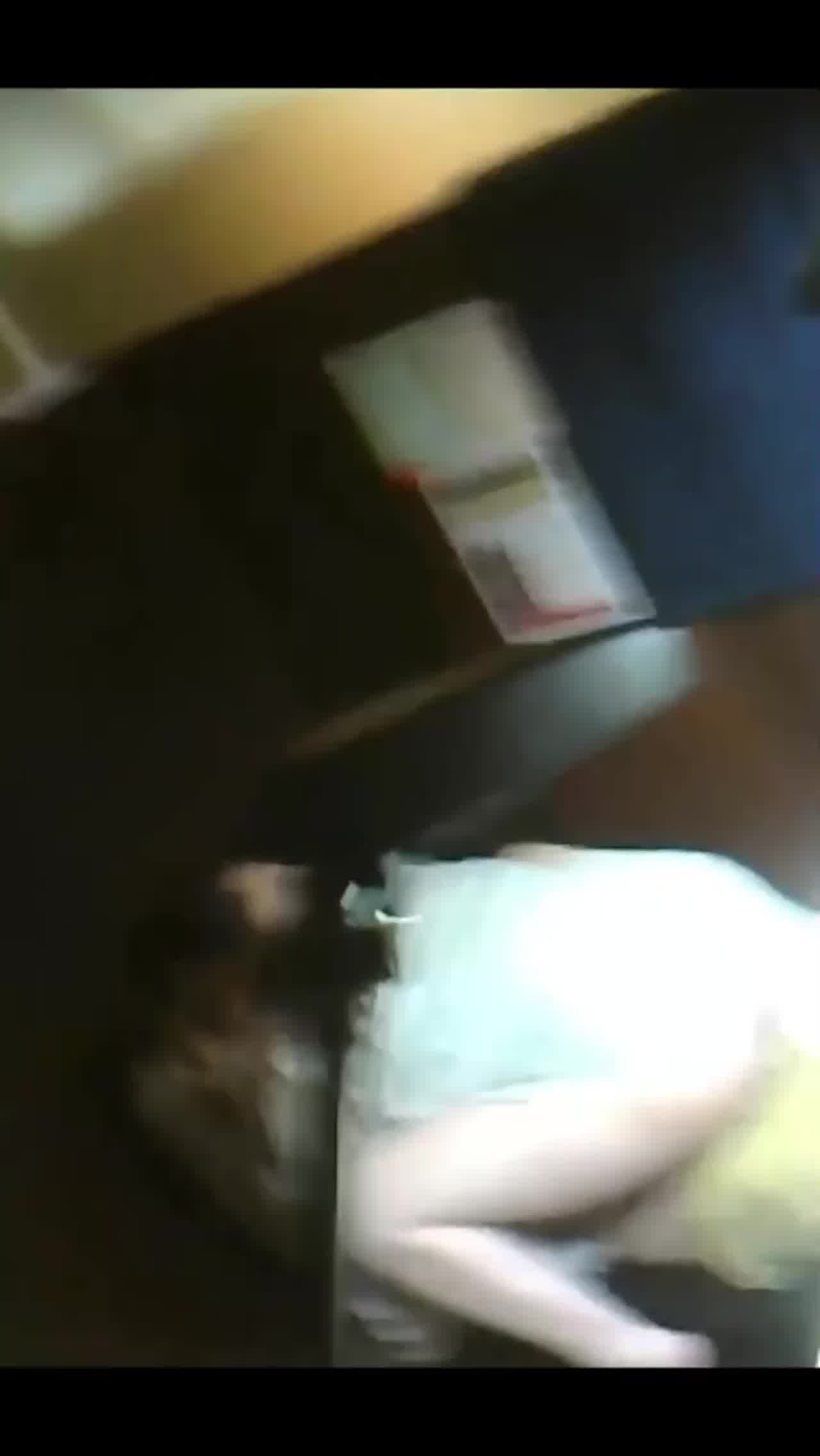  【大学自习室榨精】情绪稳定的学长，学姐动不动就看门口怕被发现，结果被门窗偷拍，男主发现镜头吓得停拍了 的剧照3