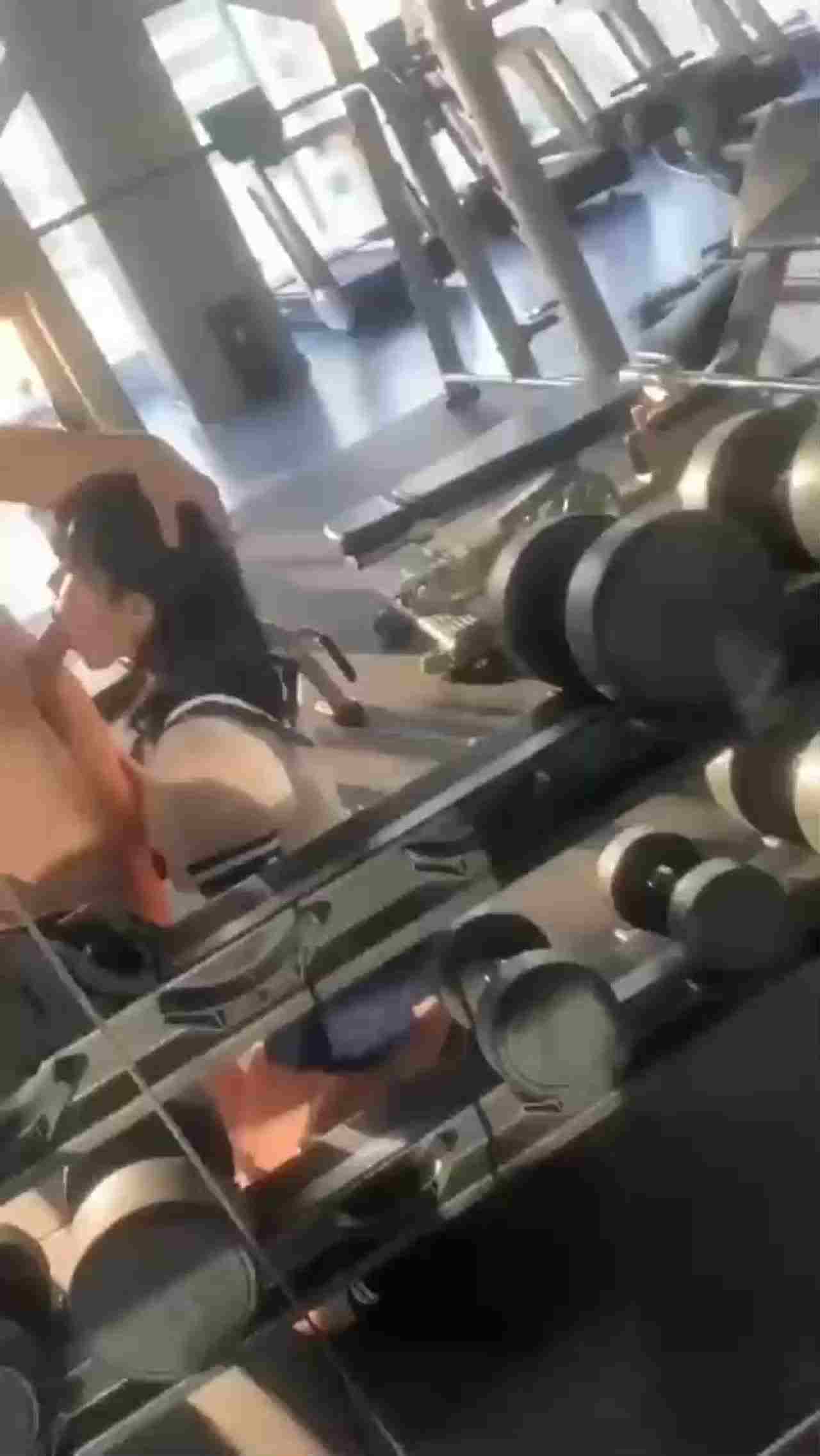  淫荡健身学生口爆教练大肉棒 的剧照5