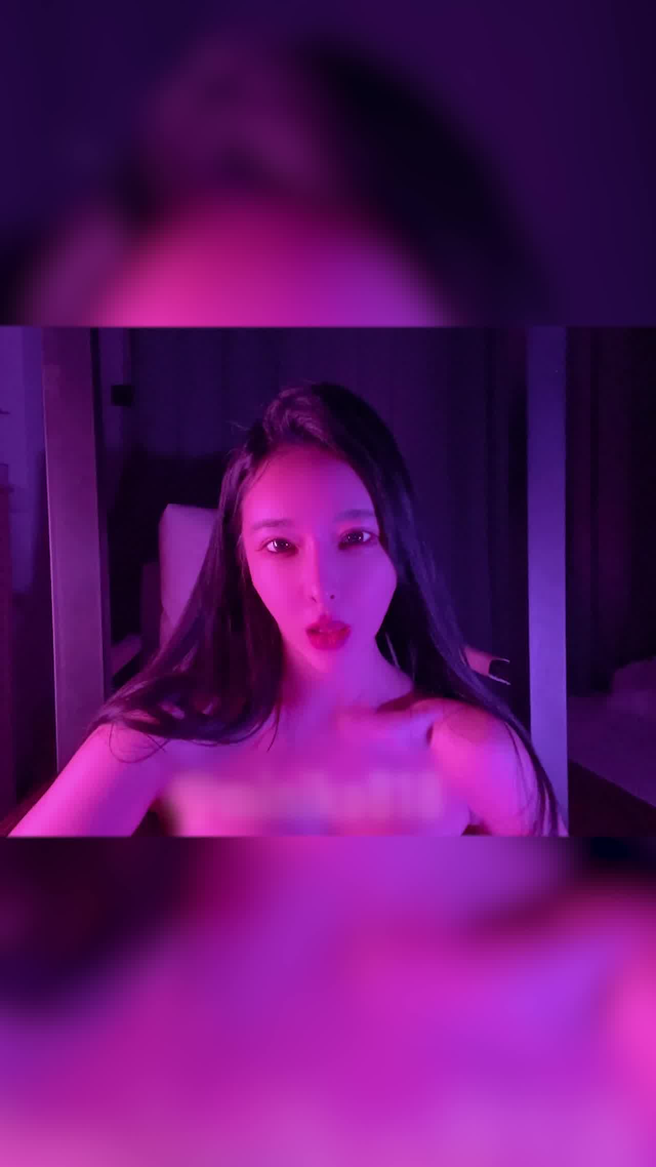  土豪重金定制福利，颜值气质不输明星，推特女神【米妮子】私拍，罕见白虎馒头逼道具炮机紫薇狂喷水 的剧照4