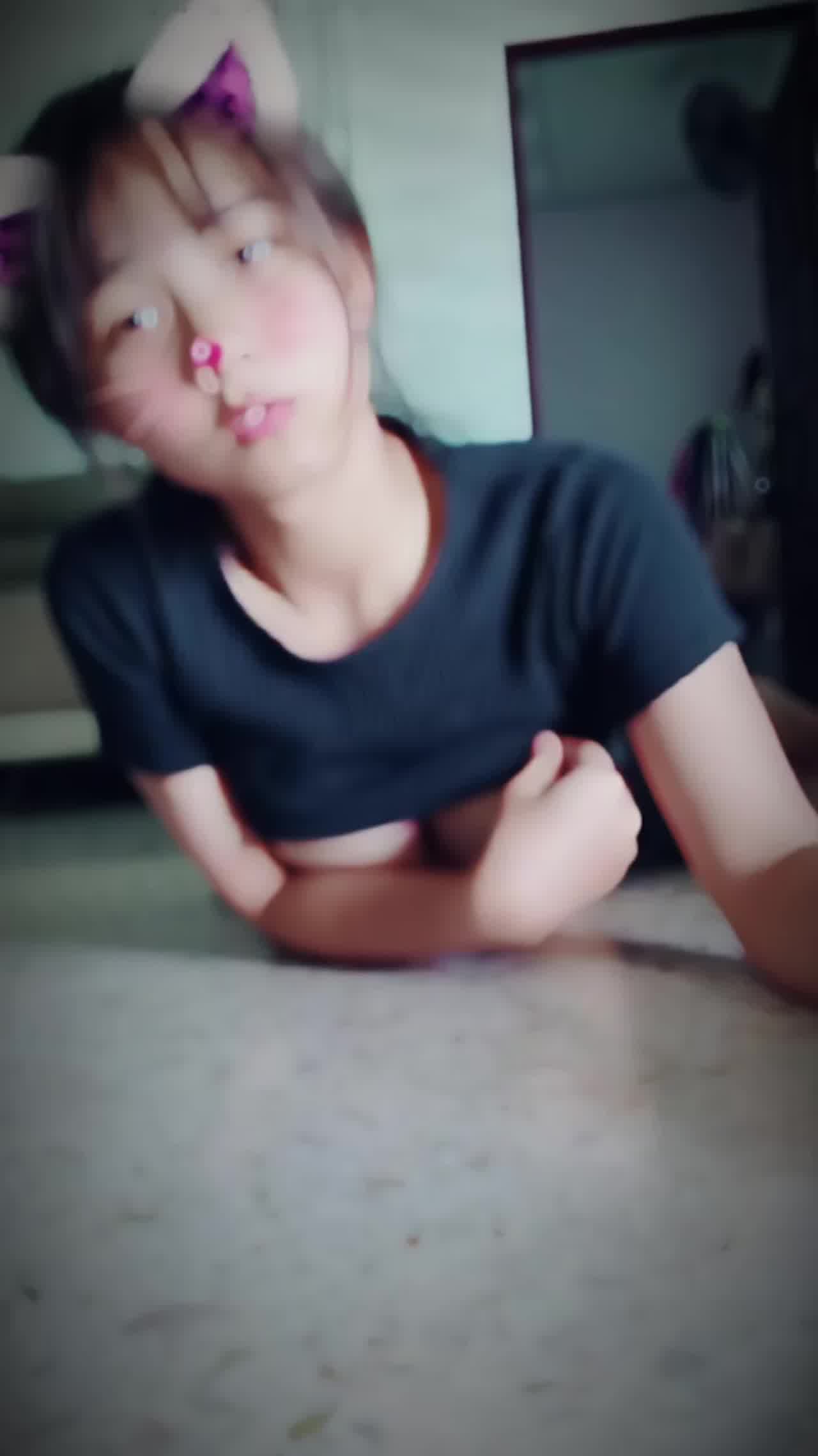  【学生妹合集】在教室漏奶给男同学看，太骚了 的剧照2