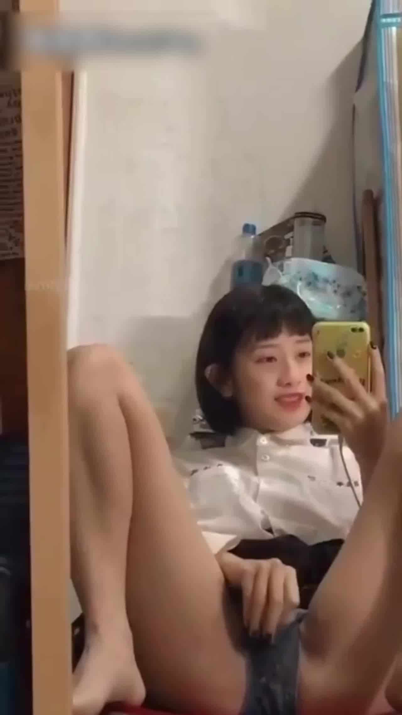  【学生妹合集】在教室漏奶给男同学看，太骚了 的剧照8