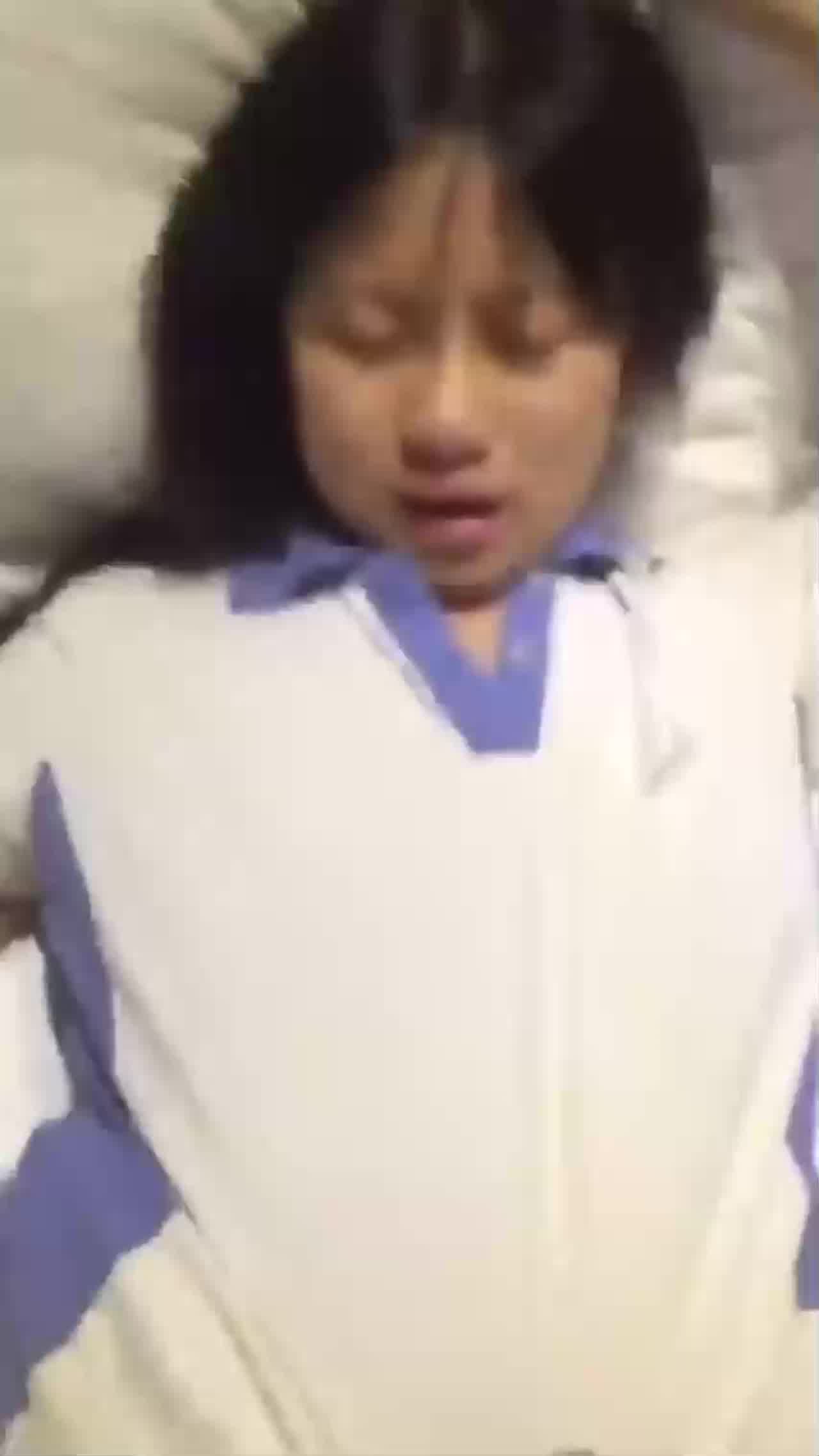  穿着校服的高中学生妹和我开房啪啪自拍_妹子一看就知道没啥性经验_最后还被颜射了 的剧照7