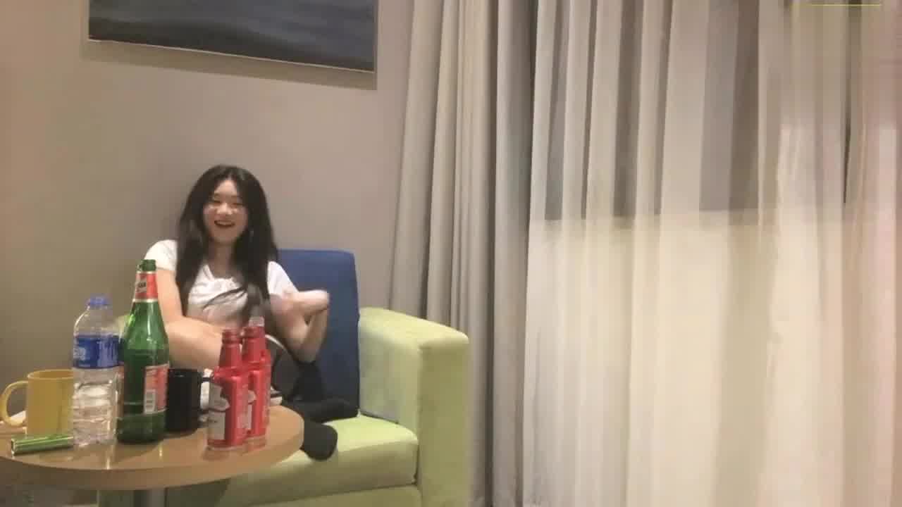  【PUA大神】大神与高中学妹玩游戏喝酒，极限拉扯，扒光强上，激烈反抗被强行插入，真刺激 的剧照2