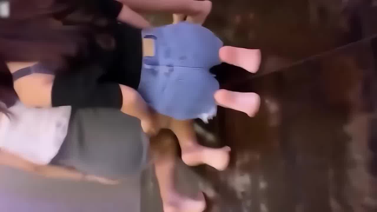  艺人商K，淫乱KTV极品三姐妹伺候，超嗲呻吟 的剧照1