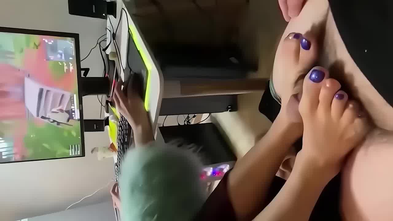  母狗足交越发熟练，各产地陪练 的剧照1