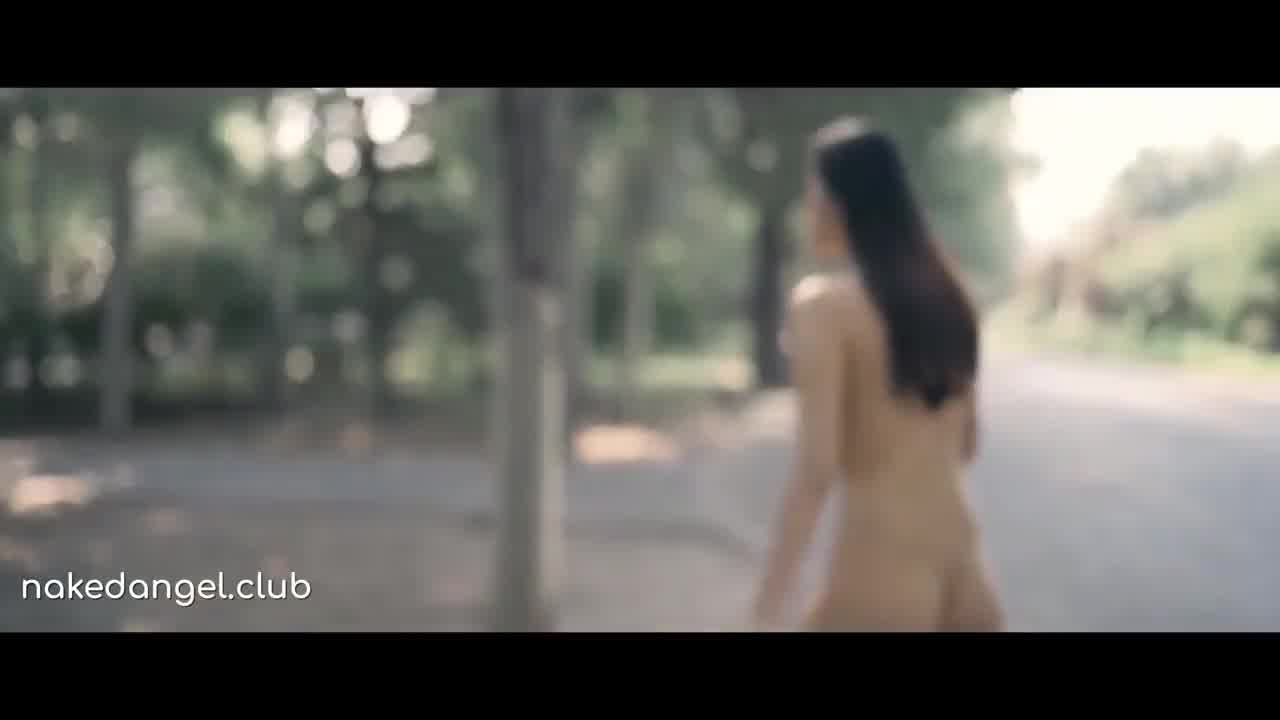  S极品超正网红嫩模 在公园全裸露出，还脱光光乘船游湖!! 的剧照8