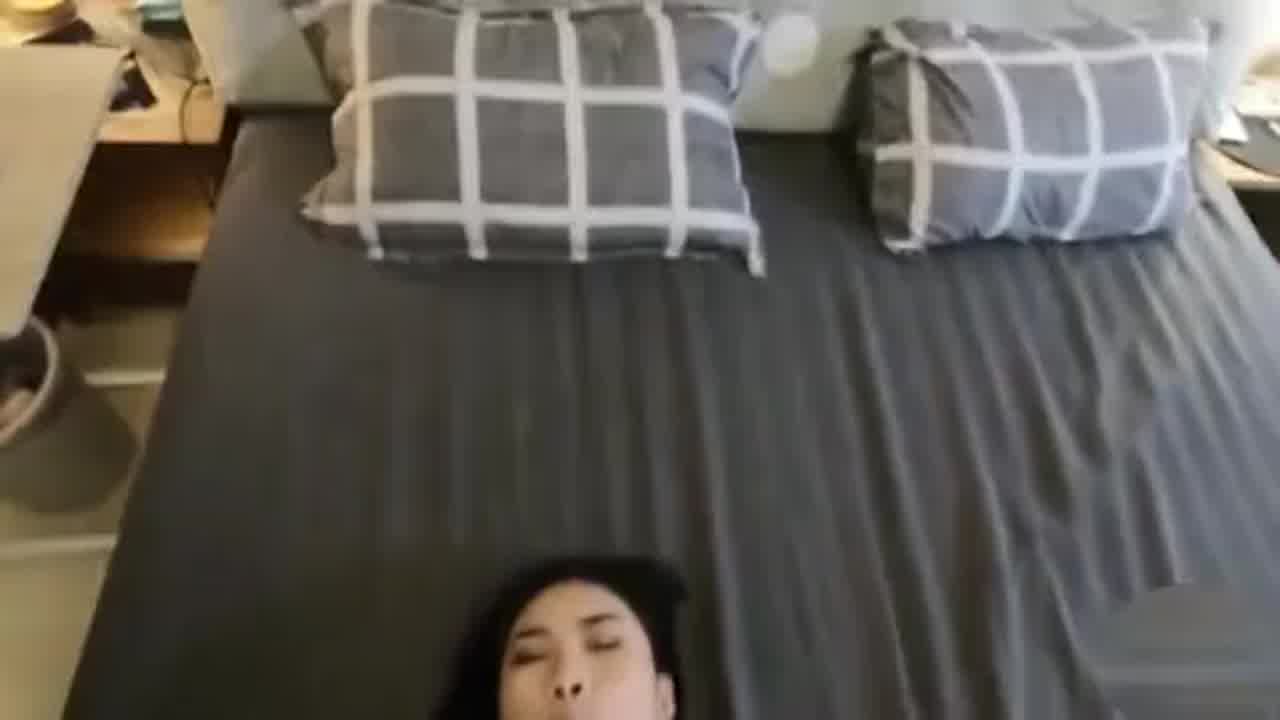  自拍中国漂亮女大学生酒店和外教疯狂啪啪，被外教射一脸 的剧照3