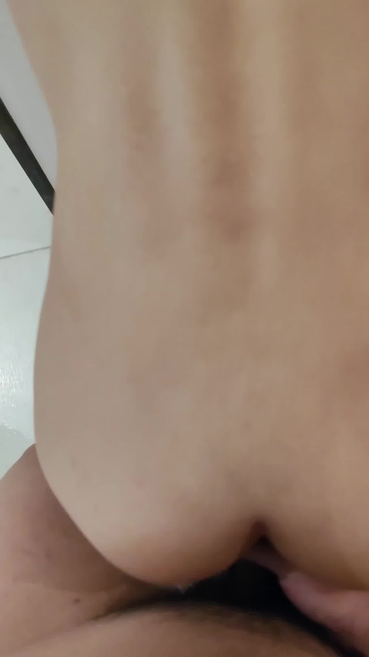  痴女姐姐淫叫榨汁鸡巴约会 的剧照4