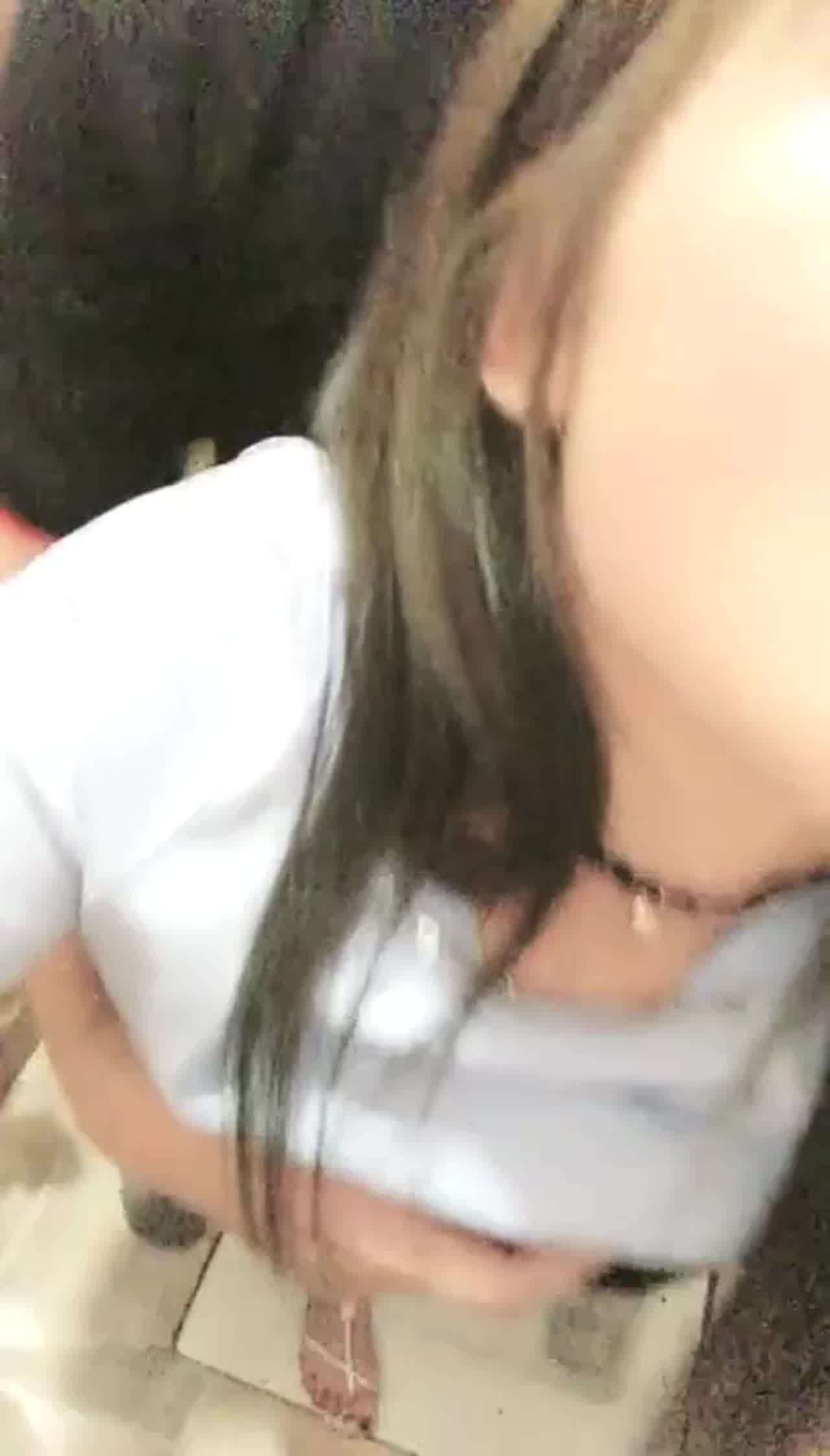  极品jk美少女网咖厕所出任务 的剧照2