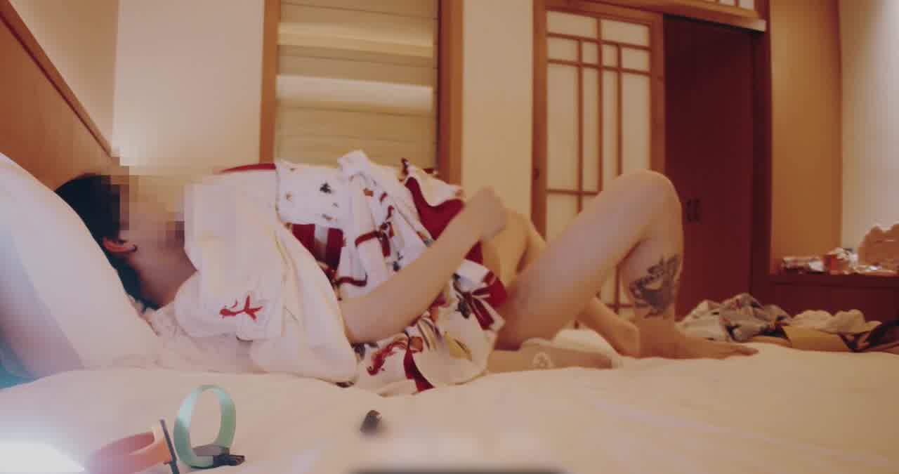  JK萝利少女疯狂抽插被玩哭，配音乐氛围真合适～ 的剧照9