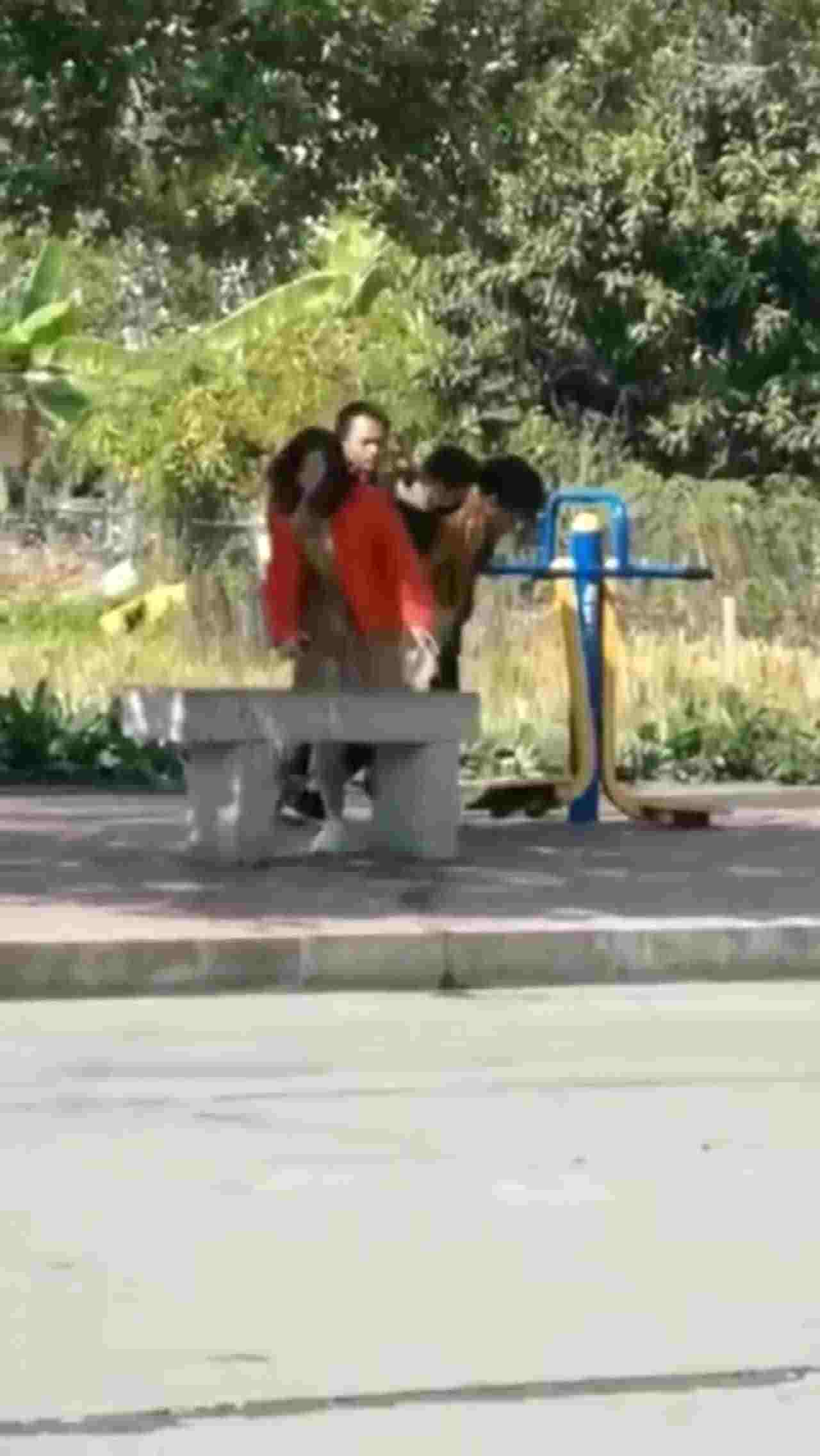  太扯！光天化日无情进洞！ 的剧照3