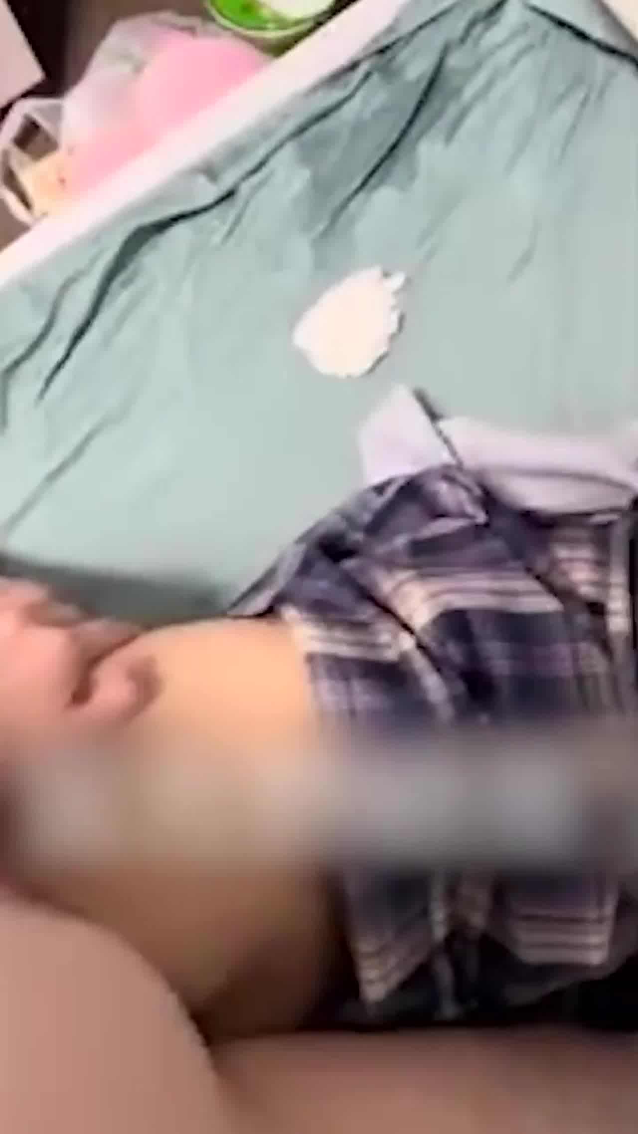  【捡尸女学生】JK女学生醉倒在楼道给她通通小骚逼 然后用尿给她清理干净 的剧照5