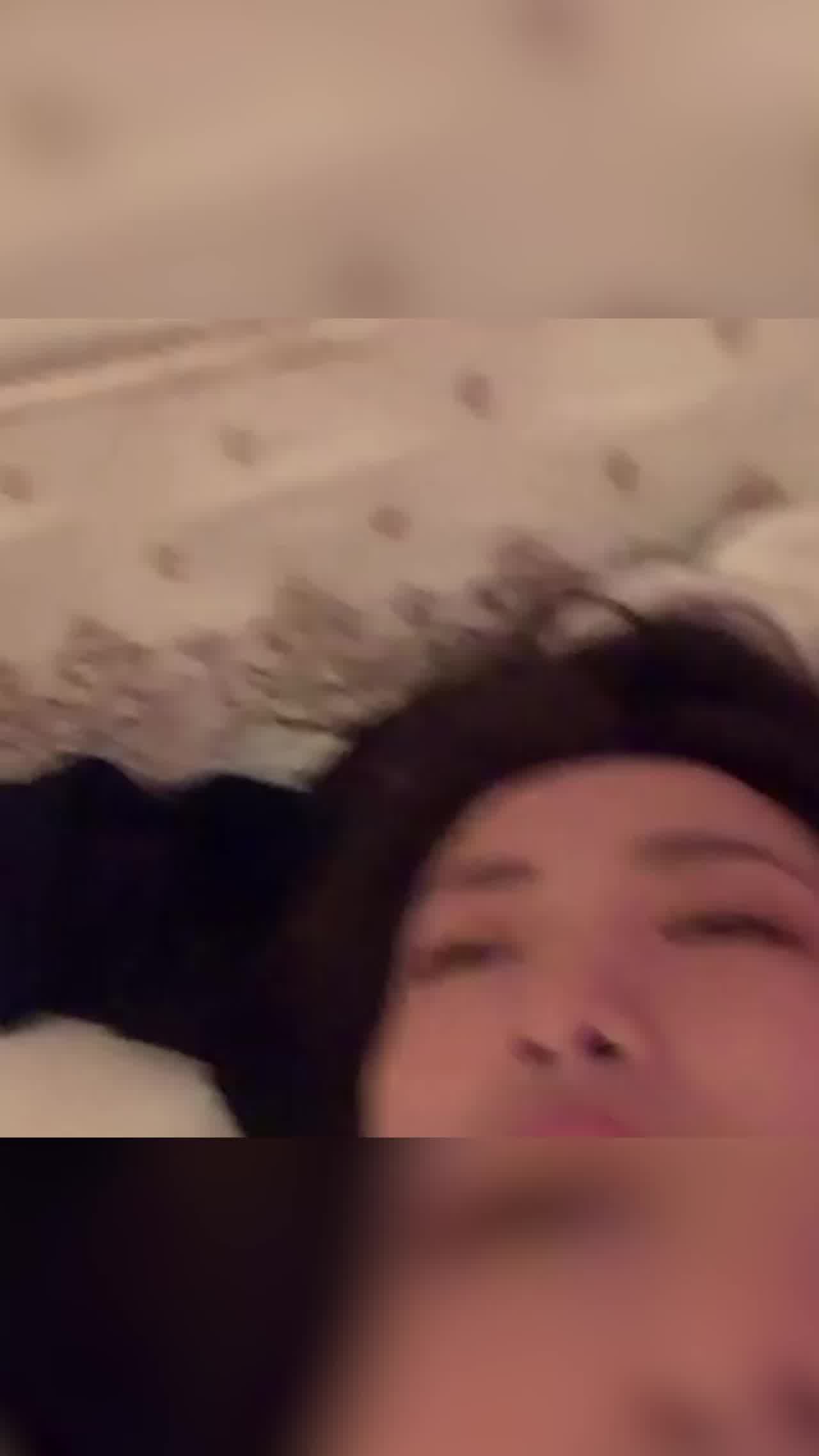  【极品泄密】超美清纯反差G奶女神，啪啪洗澡视频流出，美艳的女神店员，私底下被猛男在床上干 的剧照4