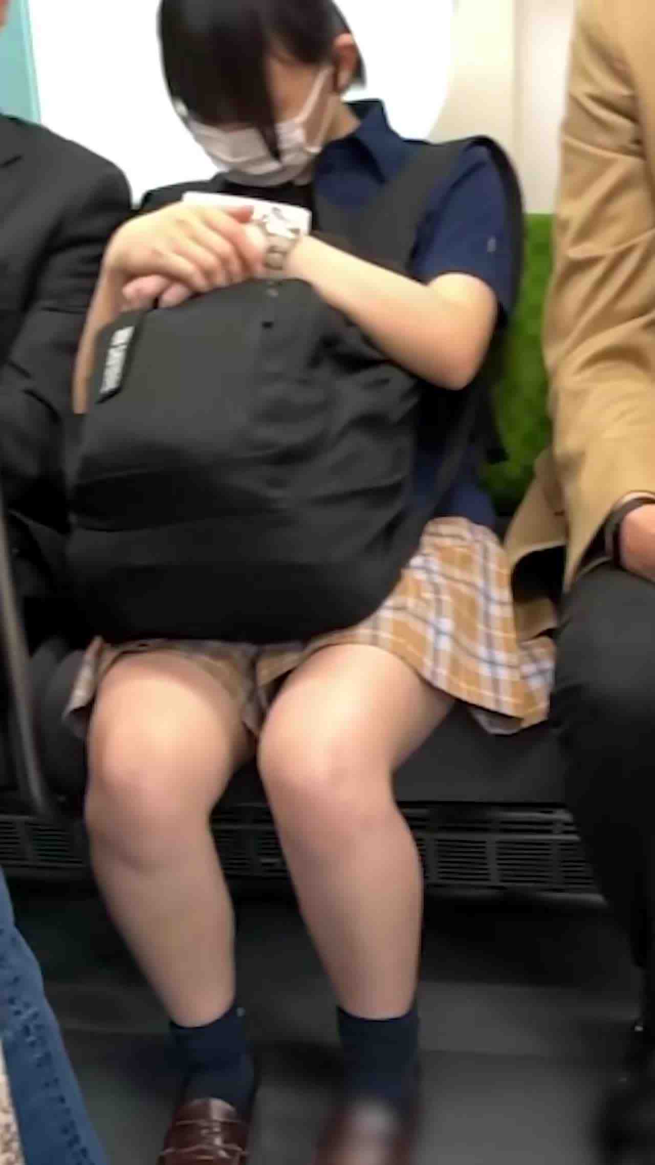  日本捷运偷拍学生妹裙底 的剧照5