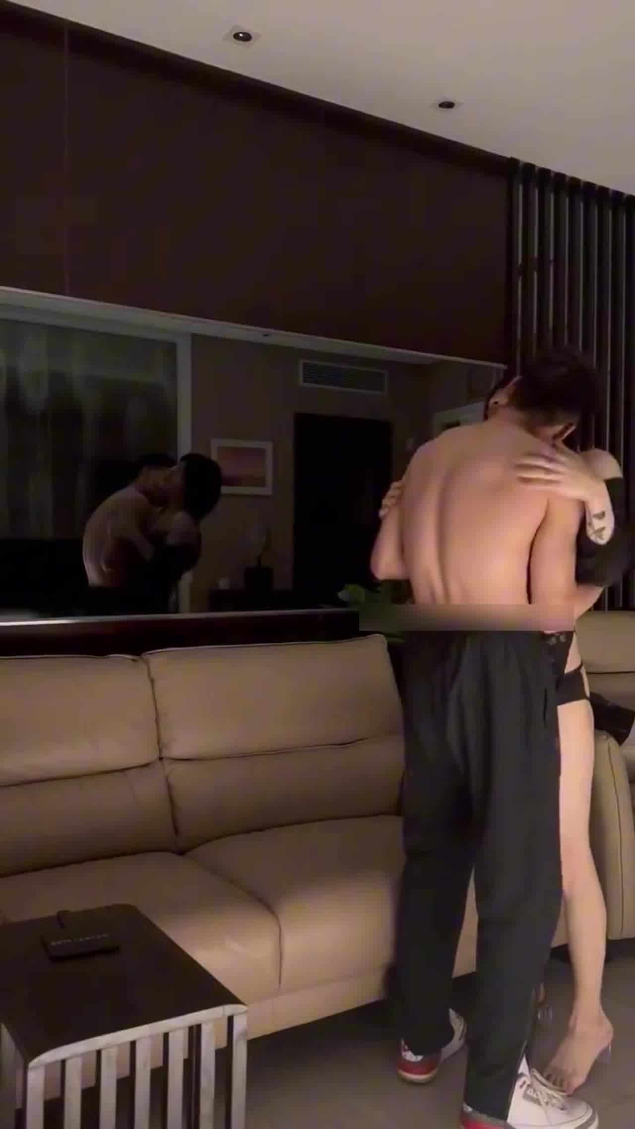  【8块腹肌只是见她的门槛】果然还是男人懂男人，顶级TS穿着高跟黑丝，主动让主人骂他使劲操，太懂男人了 的剧照10