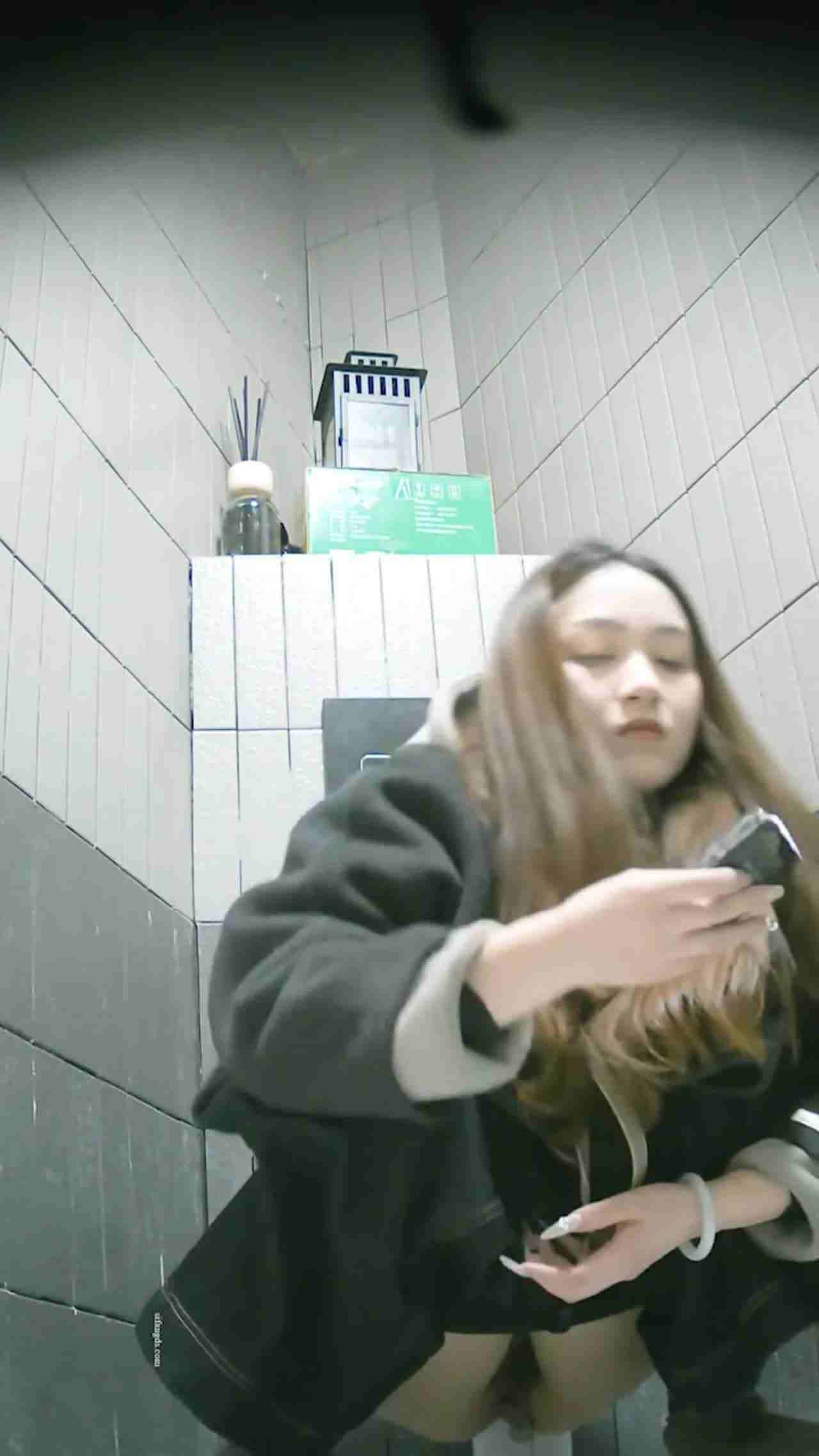  【前后双视角，这偷拍角度无敌了啊！】三月最新流出大神偷拍写字楼女厕，多位小姐姐粉嫩芬芳的花蕊！ 的剧照2