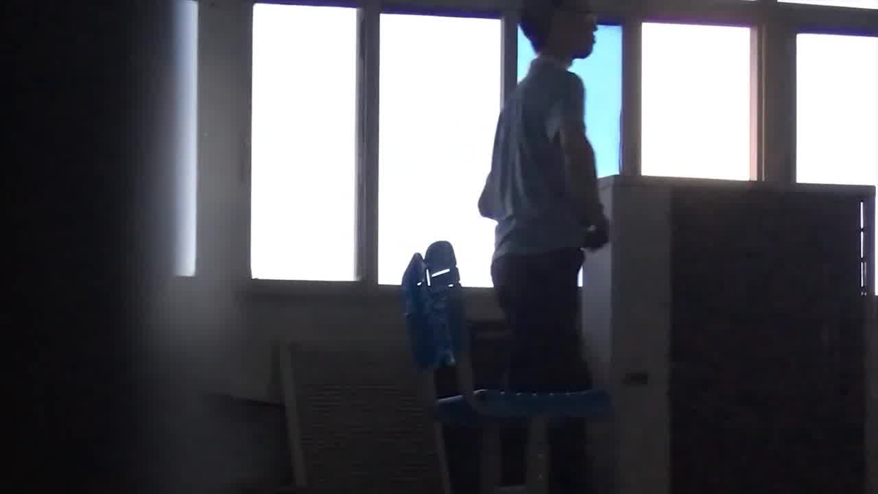  高中情侣在没人的教室做爱，无套内射，听到点动静立马起身穿裤子，差点被发现 的剧照5