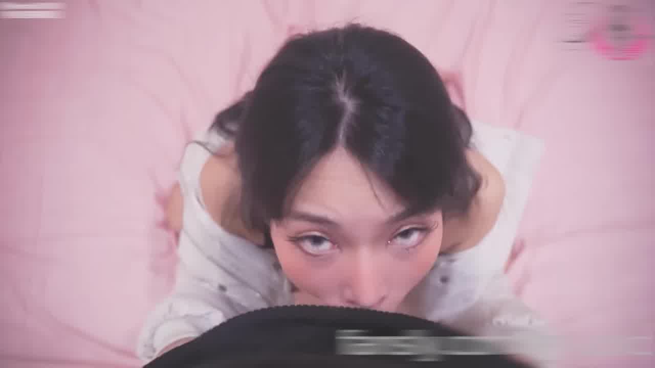  性感表妹用火辣裸体阻断了我得“NNN”（十月不射）挑战，忍不住后入内射了表妹 的剧照1