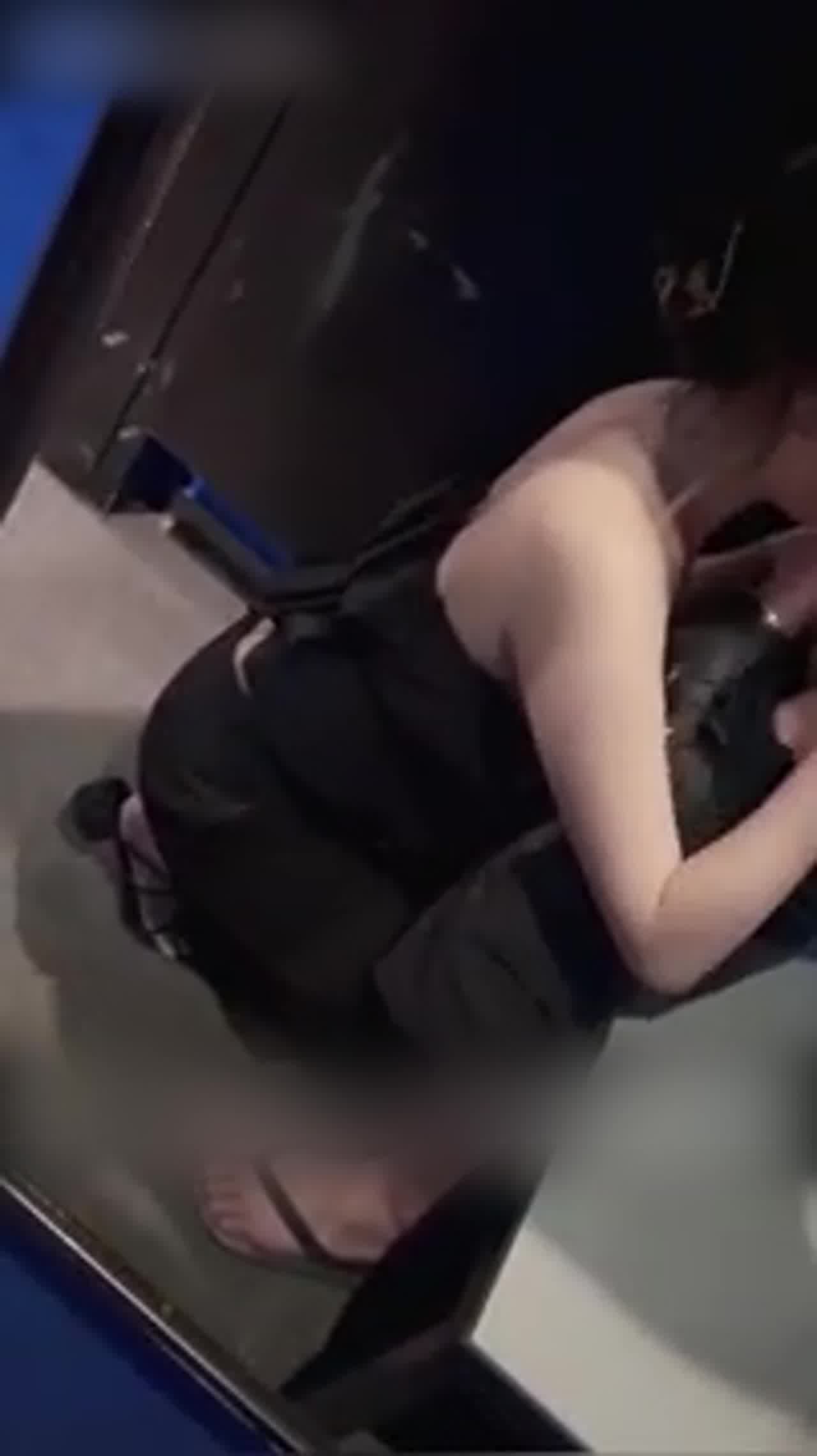  疯传健身教练和女学员在镜子前啪啪 的剧照6