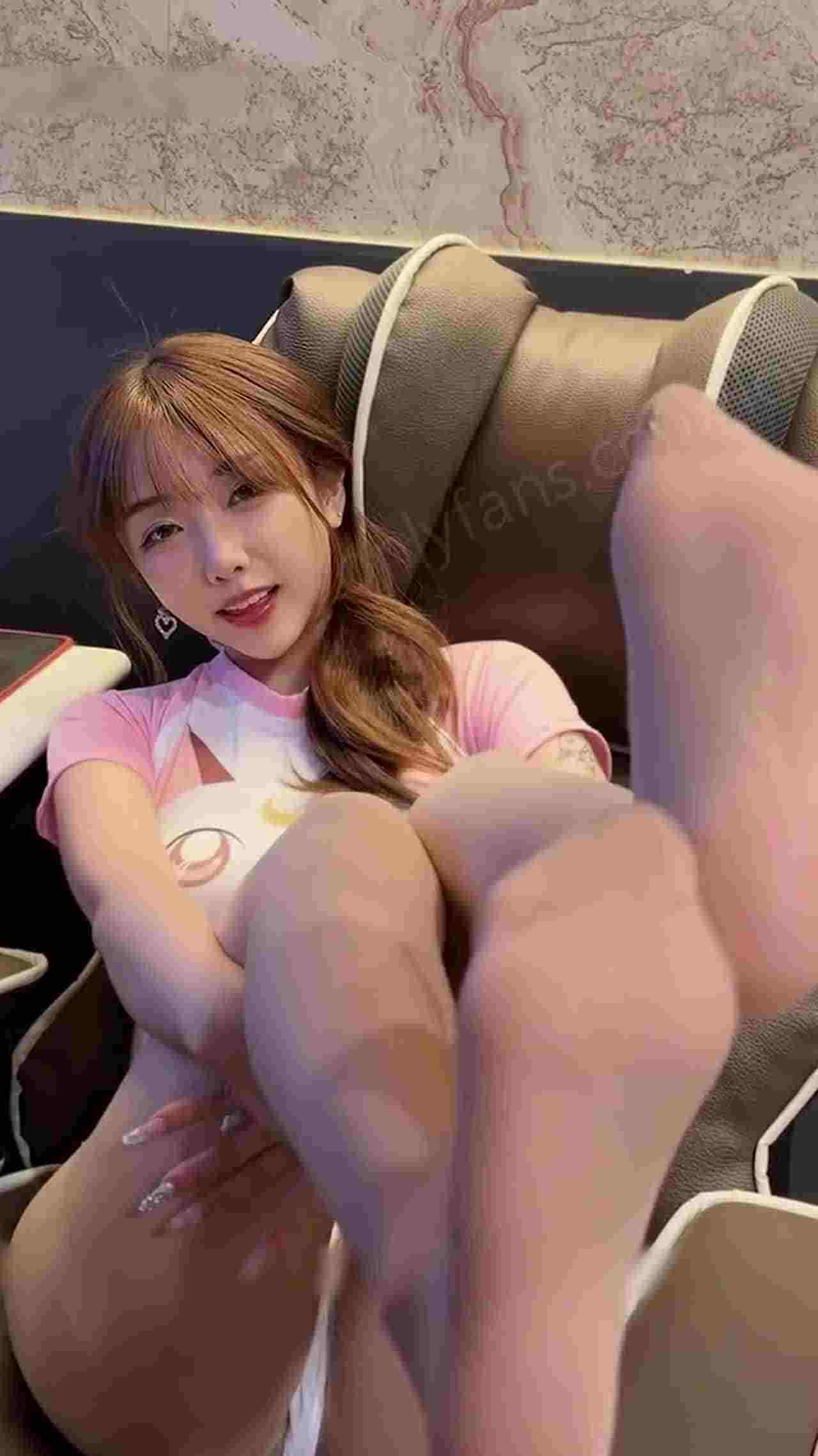  韩国擦边女主播【lovechuu】白富美女神下海沦为财阀肉便器，“穷人女神，富人母狗”，双69式混战 的剧照3