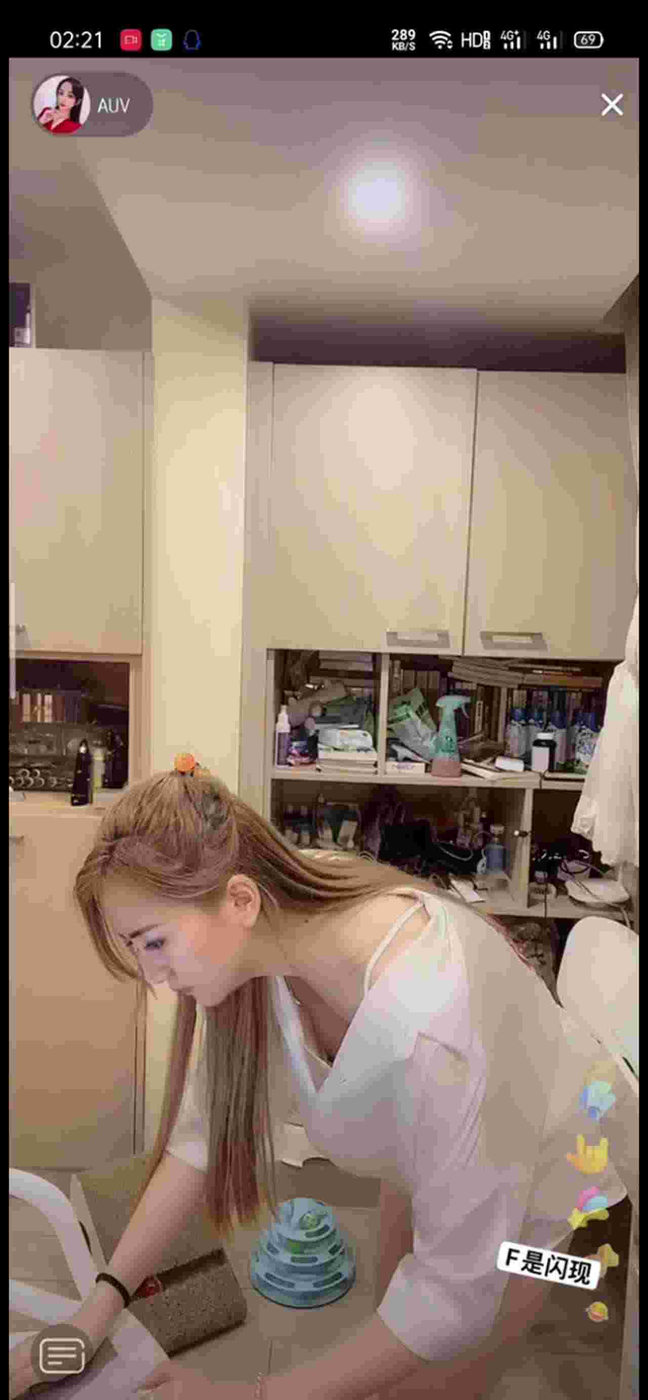  抖音走光-居家直播 的剧照5